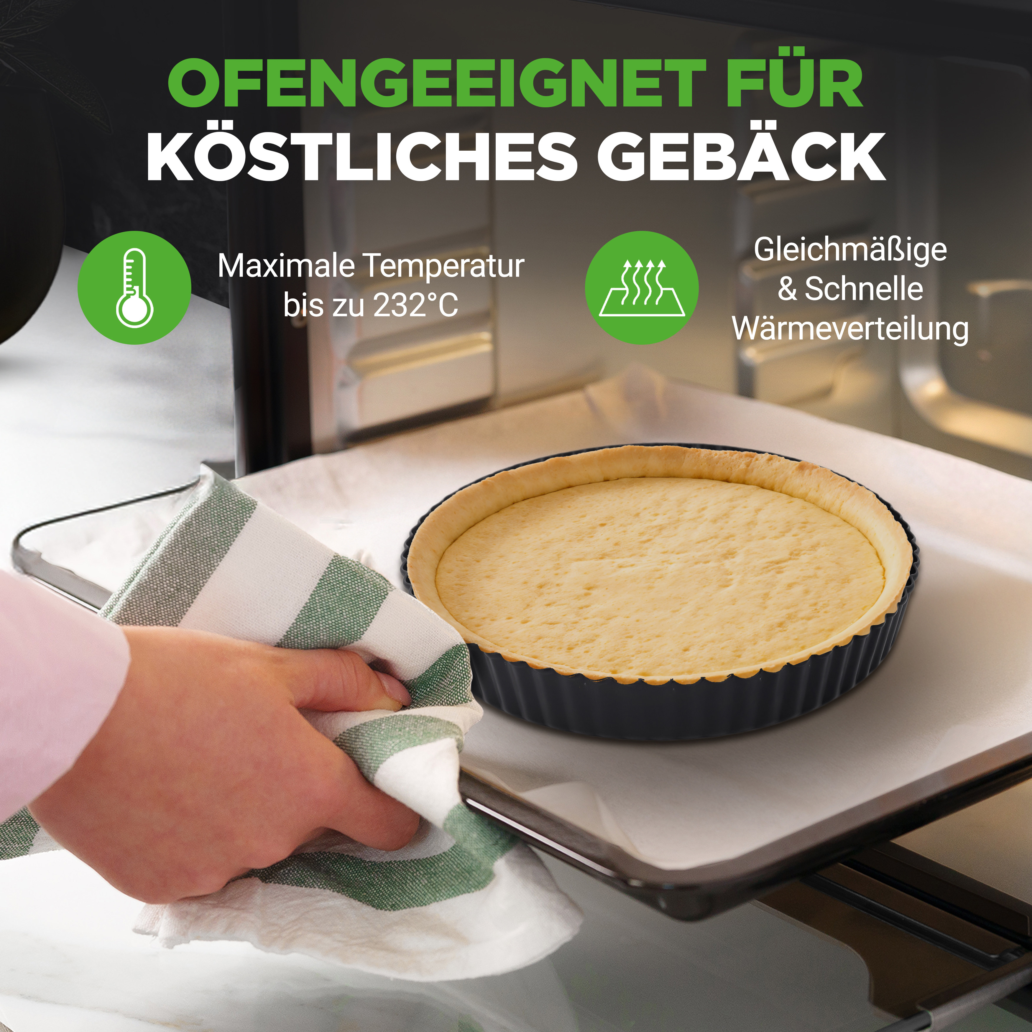 Ein unfertiger Kuchen in einer Tartform wird aus dem Ofen genommen.
