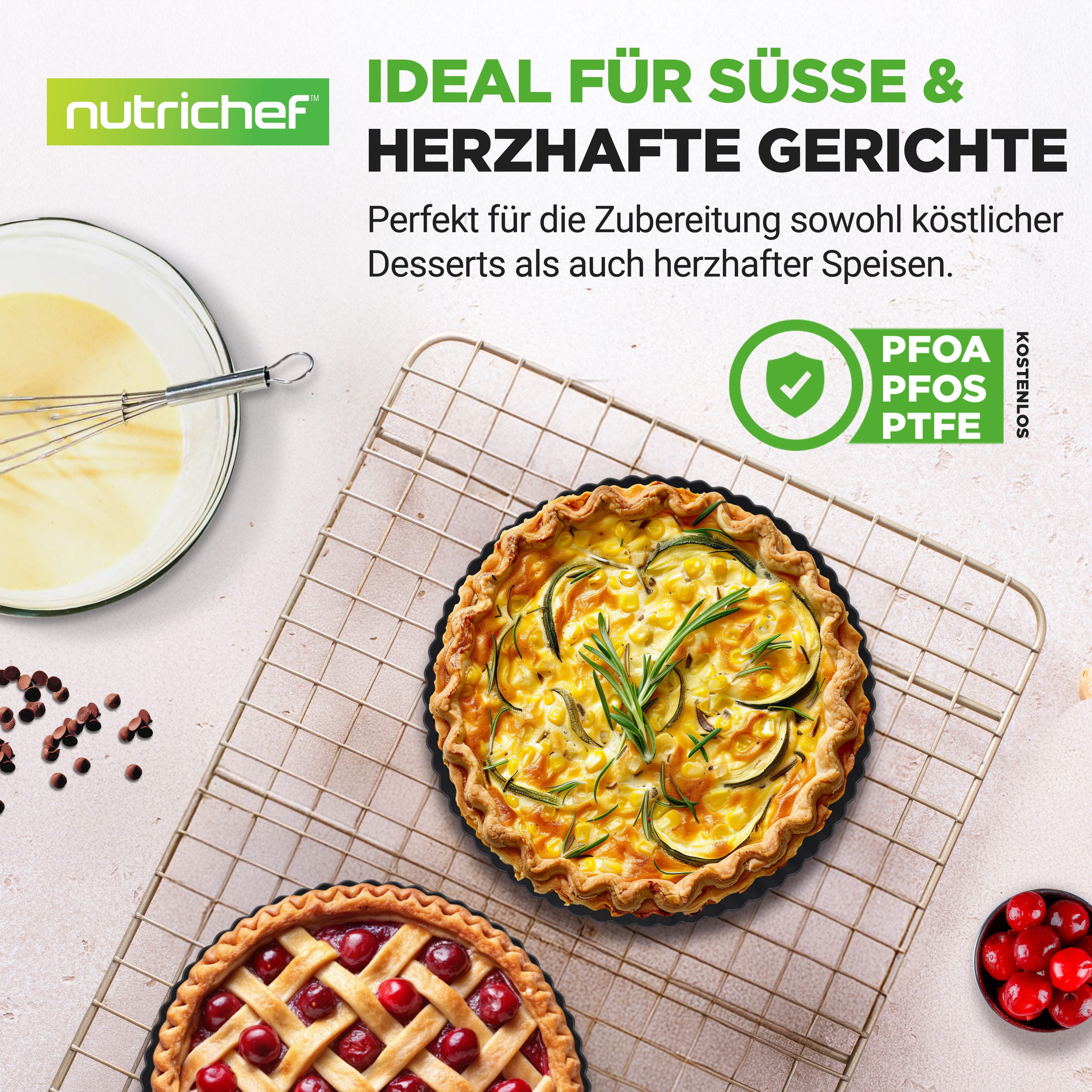 Zwei Tartes auf einem Rost: eine mit Kirschen, eine mit Zucchini und Mais.