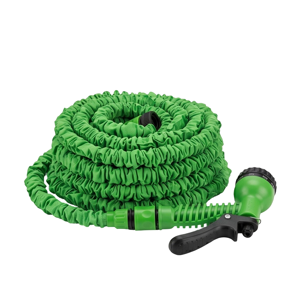 Grüner Gartenschlauch mit Sprühpistole auf weißem Hintergrund.