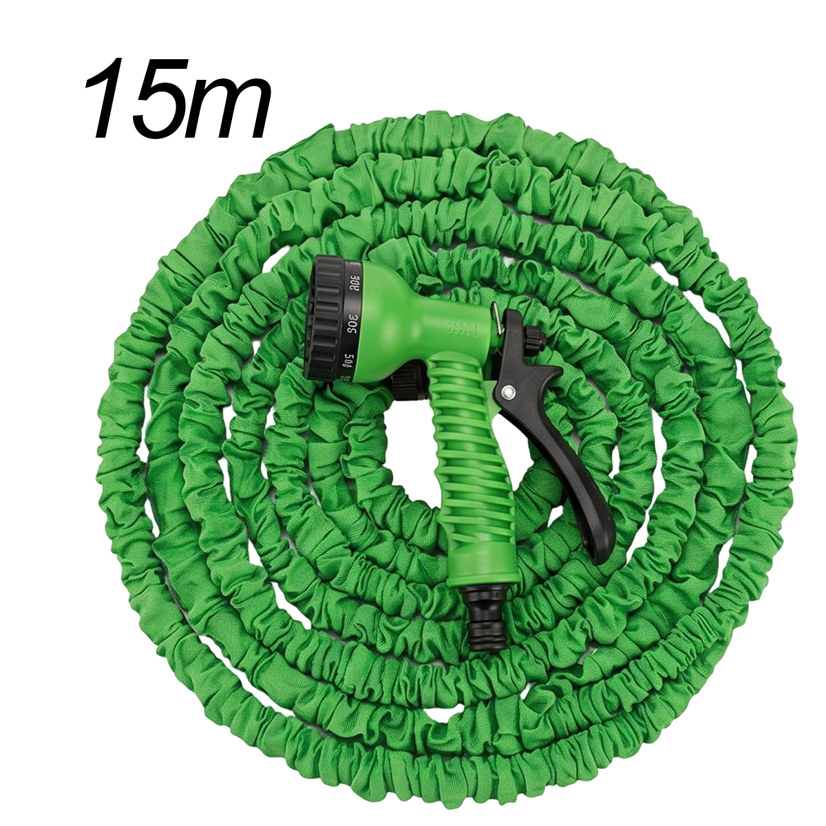 Ein grüner, ausziehbarer Gartenschlauch mit Sprühkopf und "15m"-Aufschrift ist aufgerollt.