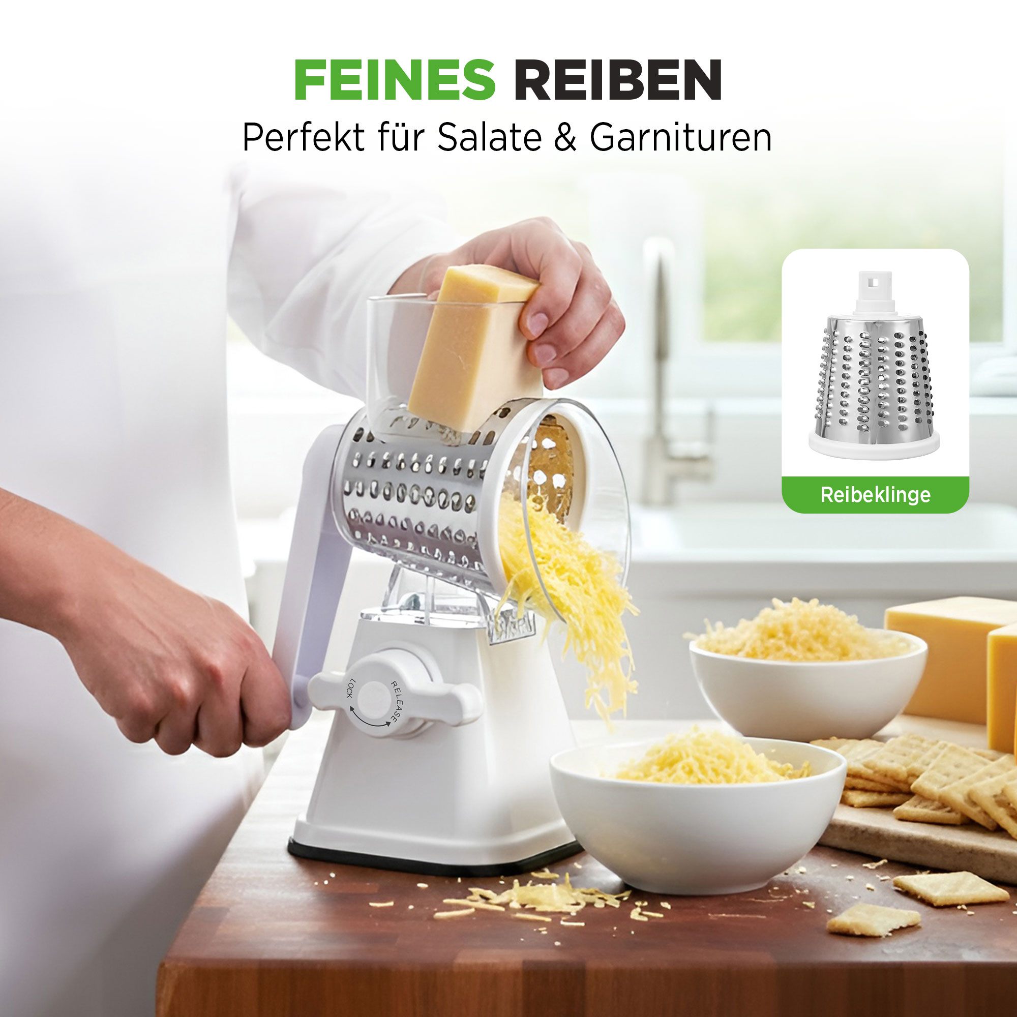 Eine Hand benutzt einen manuellen Käsereibe, um Käse in Schüsseln zu reiben.