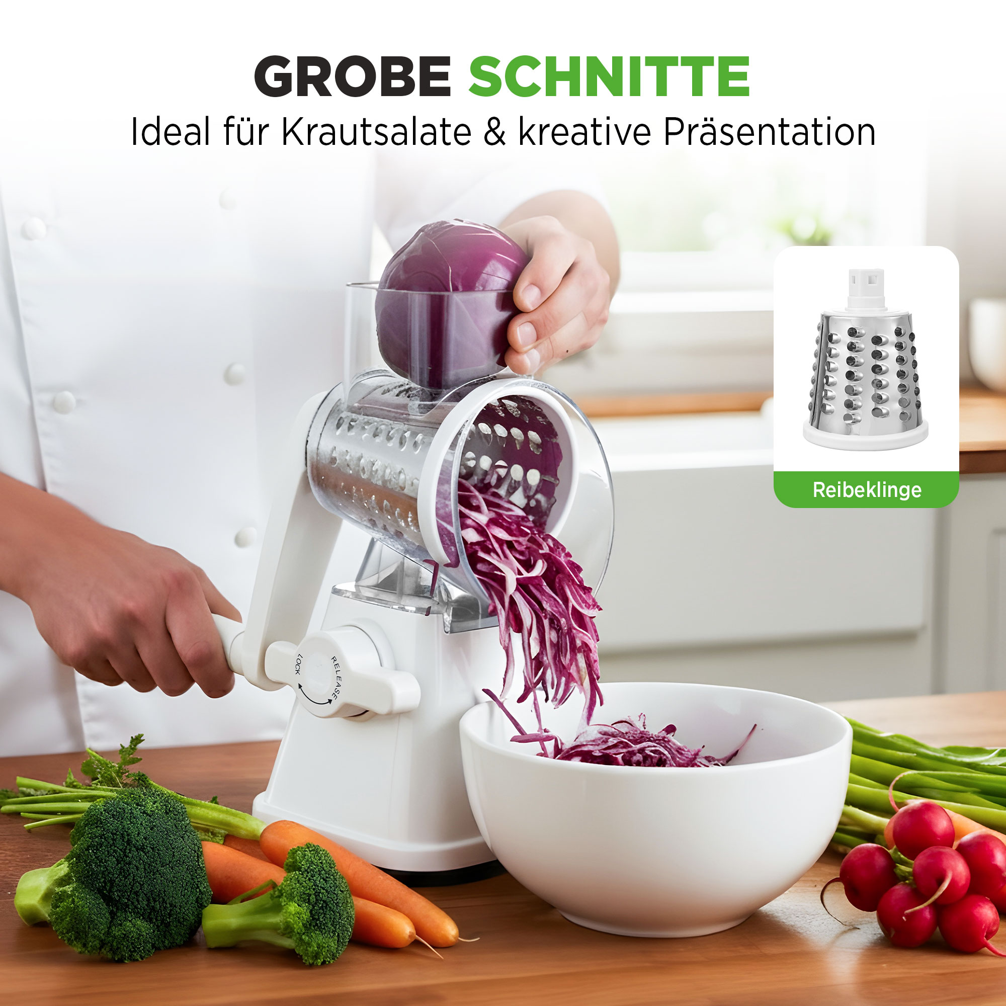 Ein manueller Gemüseschneider zerkleinert Rotkohl in eine Schüssel. Daneben liegen Brokkoli, Karotten, Radieschen und grünes Gemüse.