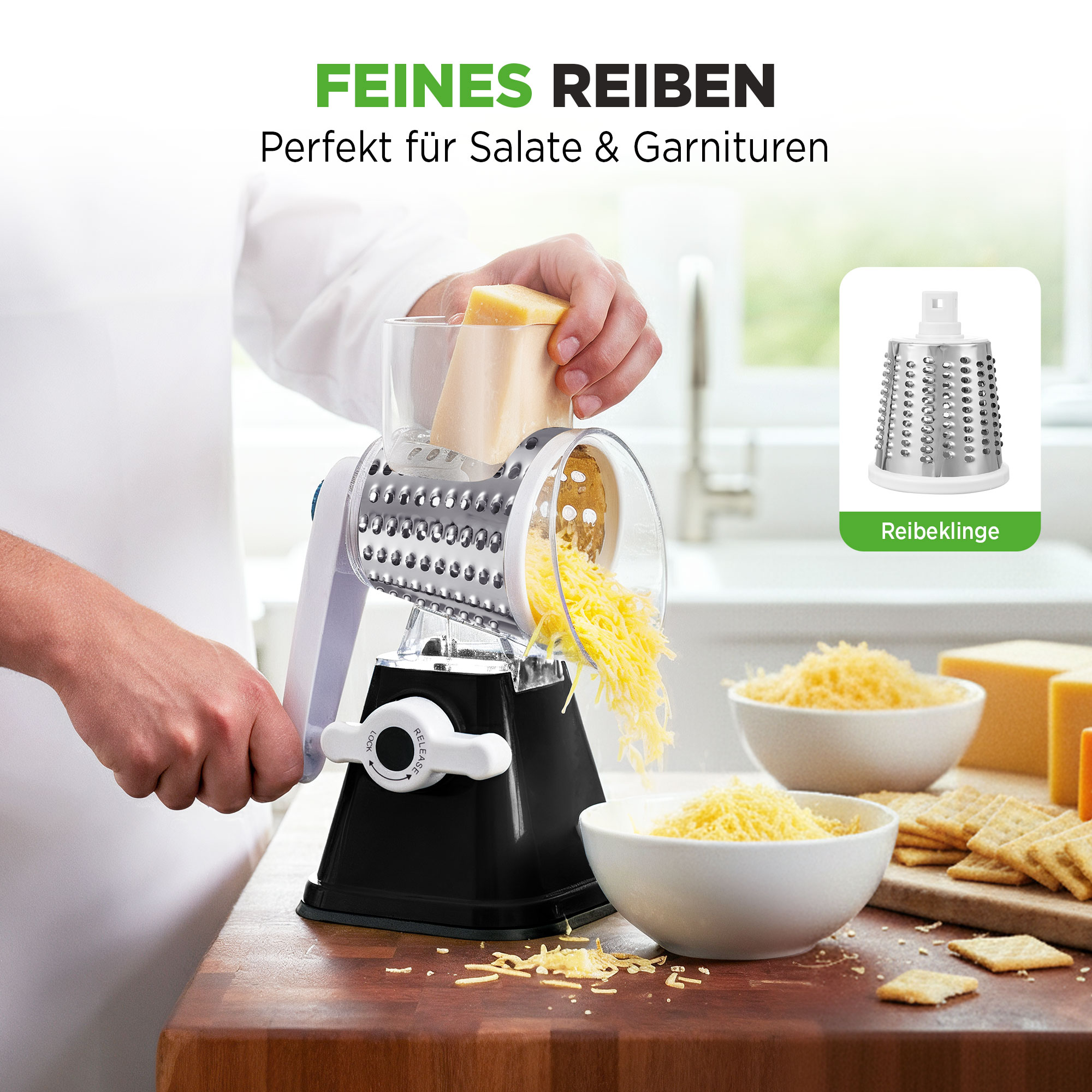 Ein Mann reibt Käse mit einem Handreibegerät, das unten in Schüsseln mit geriebenem Käse und Crackern endet.