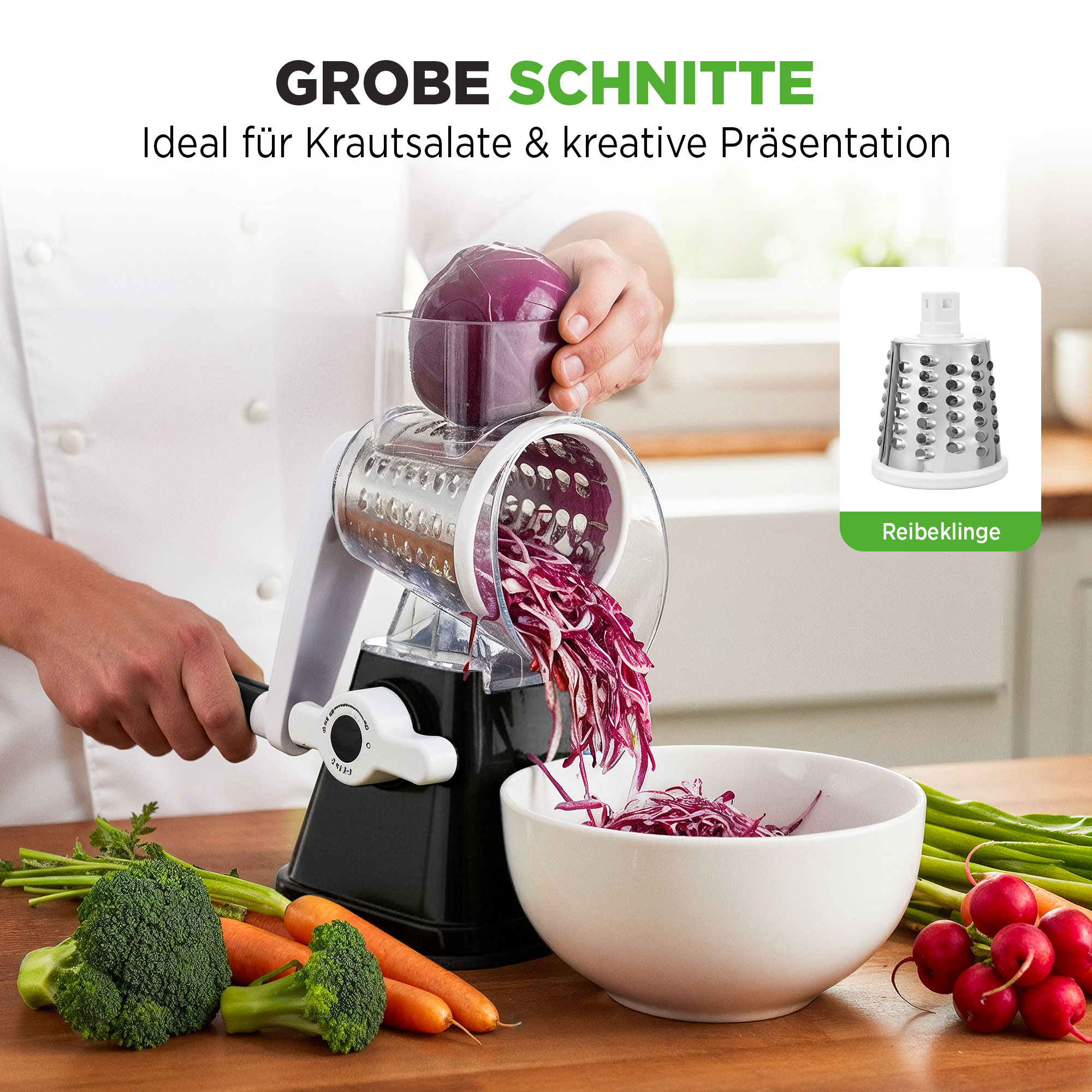 Ein manueller Gemüseschneider verarbeitet eine rote Zwiebel zu Salat.