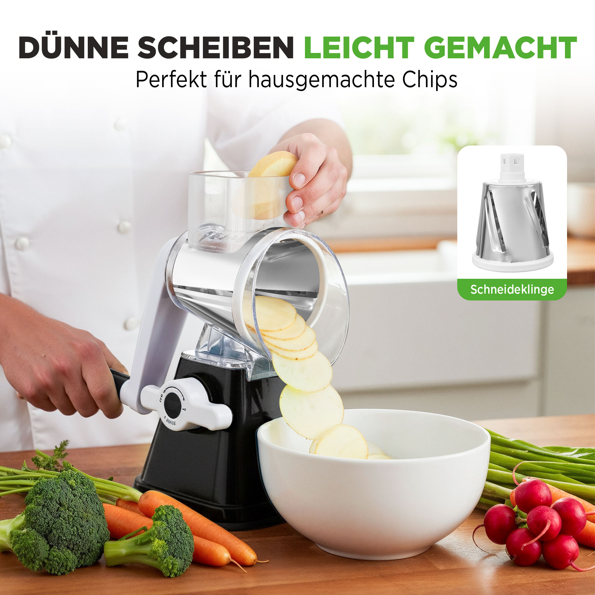 Eine Küchenreibe schneidet Kartoffeln in dünne Scheiben in eine weiße Schüssel.