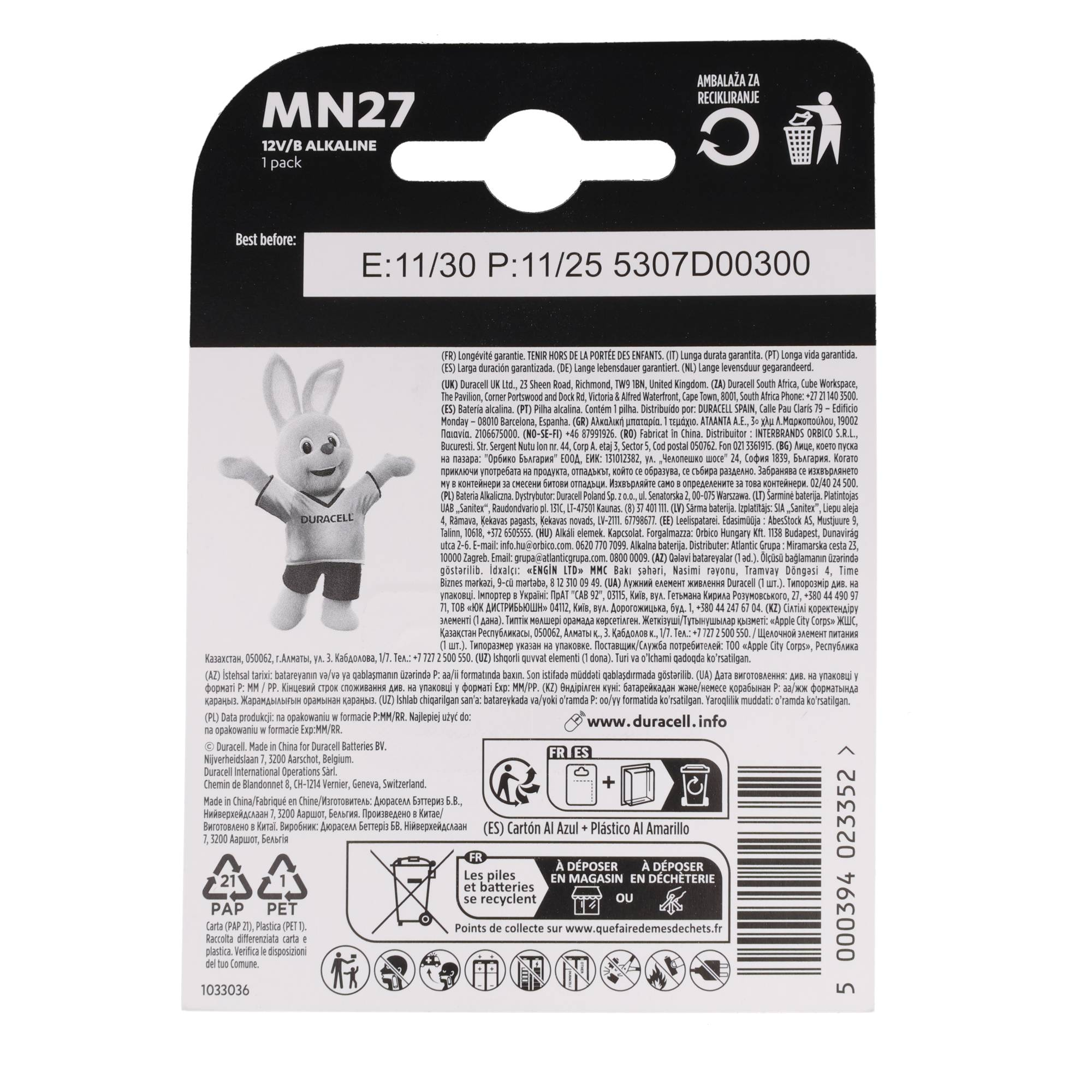 Duracell MN27 12V Alkaline Batteriepack mit einem Hasenmaskottchen und Recycling-Symbolen.