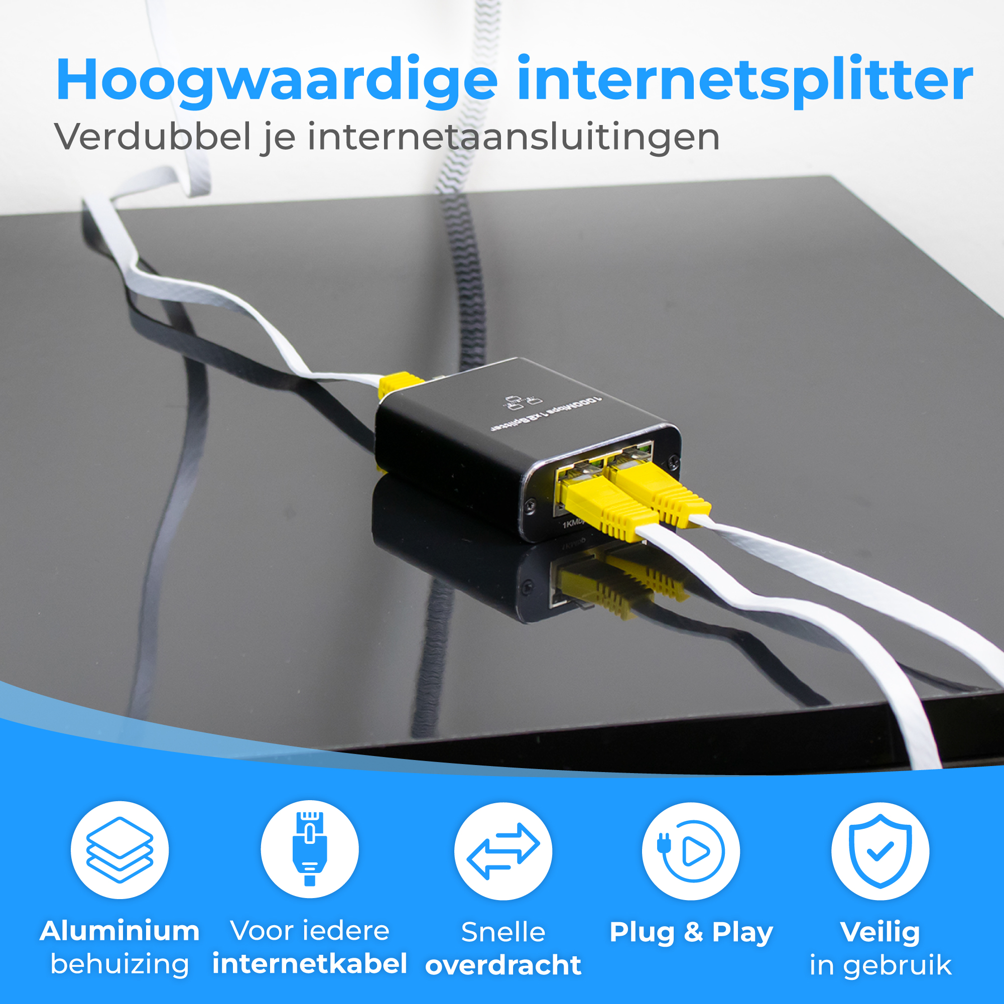 Zwarte internetsplitter met gele Ethernetkabels op een zwart glanzend oppervlak.
