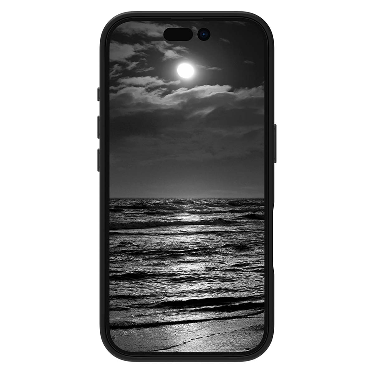 Chiaro di luna sul mare con onde e nuvole nel cielo.