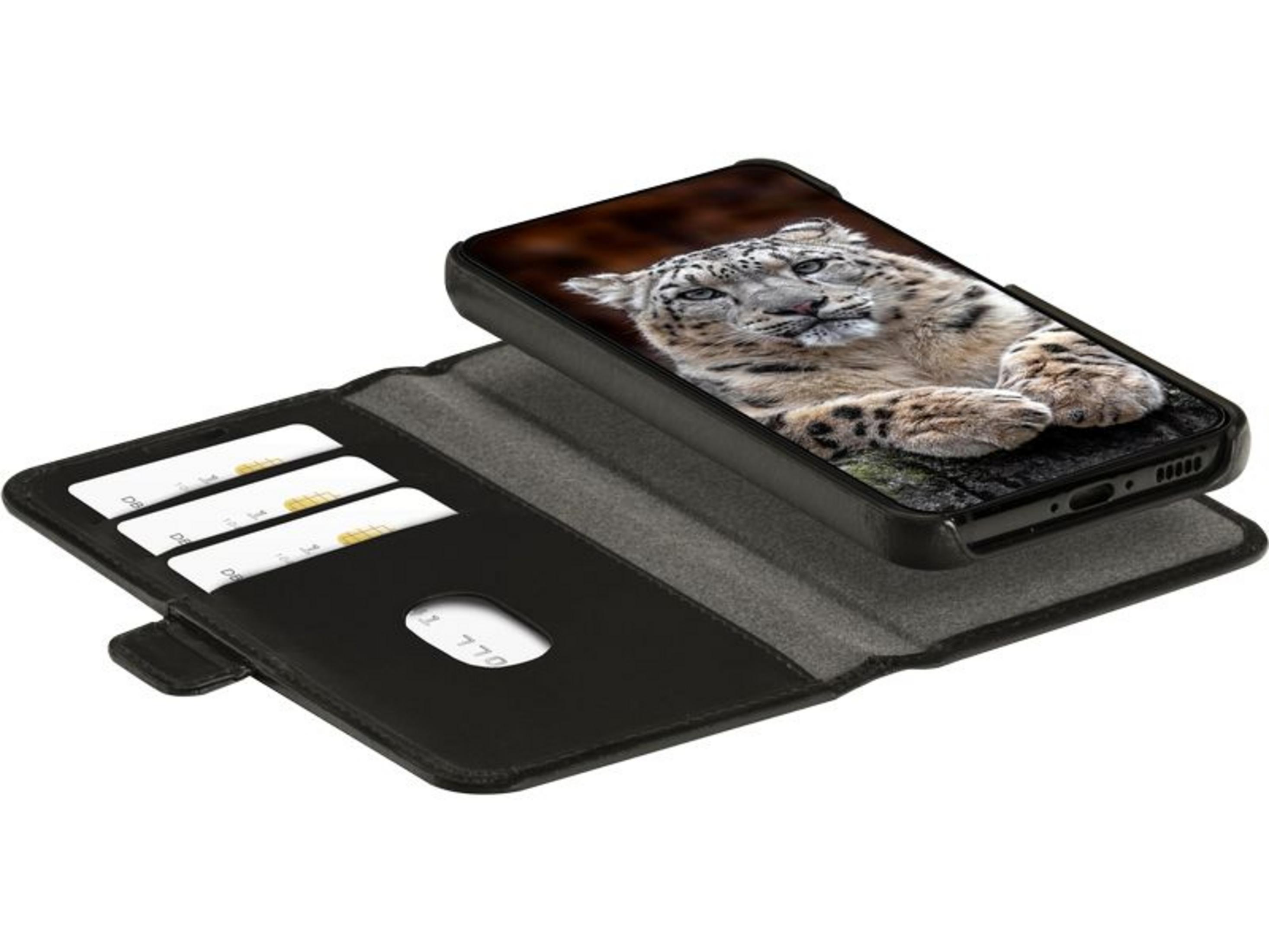 Un leopardo delle nevi giace su una pietra in un telefono con custodia a libro. L'interno della custodia mostra slot per carte.