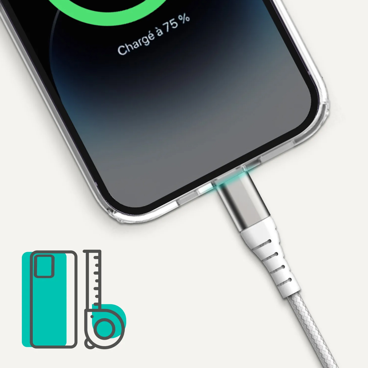 Uno smartphone al 75% di carica viene caricato da un cavo bianco.