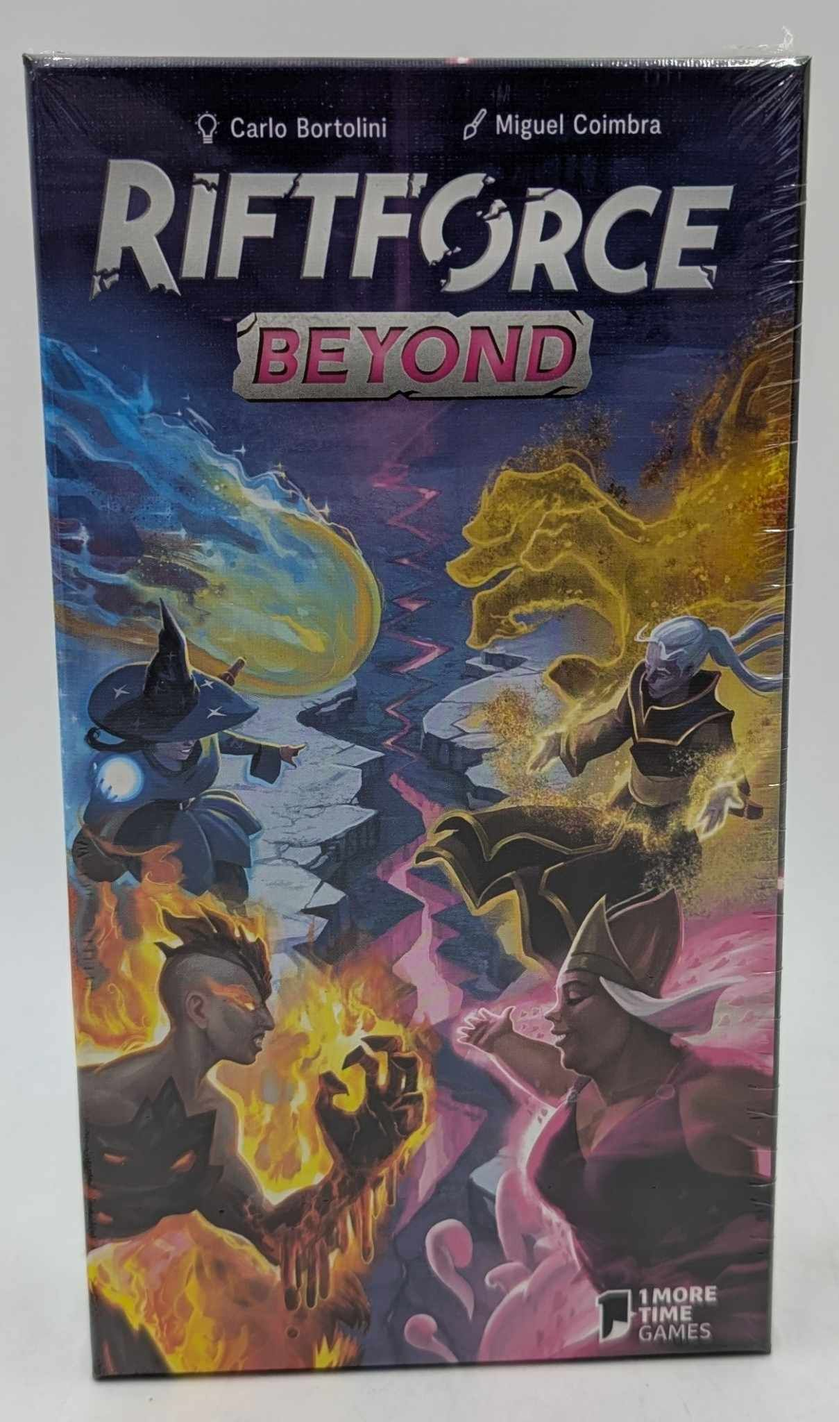 Brettspielbox "Riftforce Beyond" mit Magiern im Kampf, Feuer und Eis.
