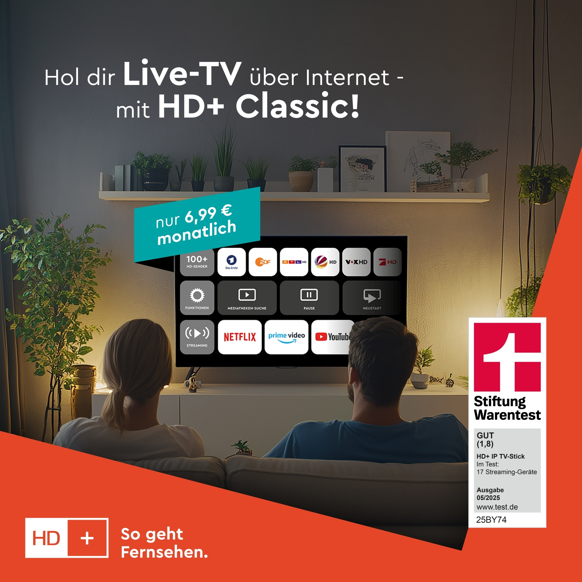 Ein Paar schaut TV mit HD+ Classic Angebot. Icons für Sender & Apps.