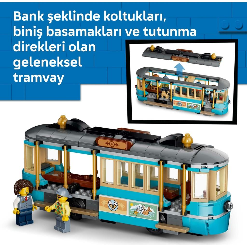 İki minifigür ve bir köpekli mavi-gri Lego tramvay. Koltuklar ve direkler görünür.