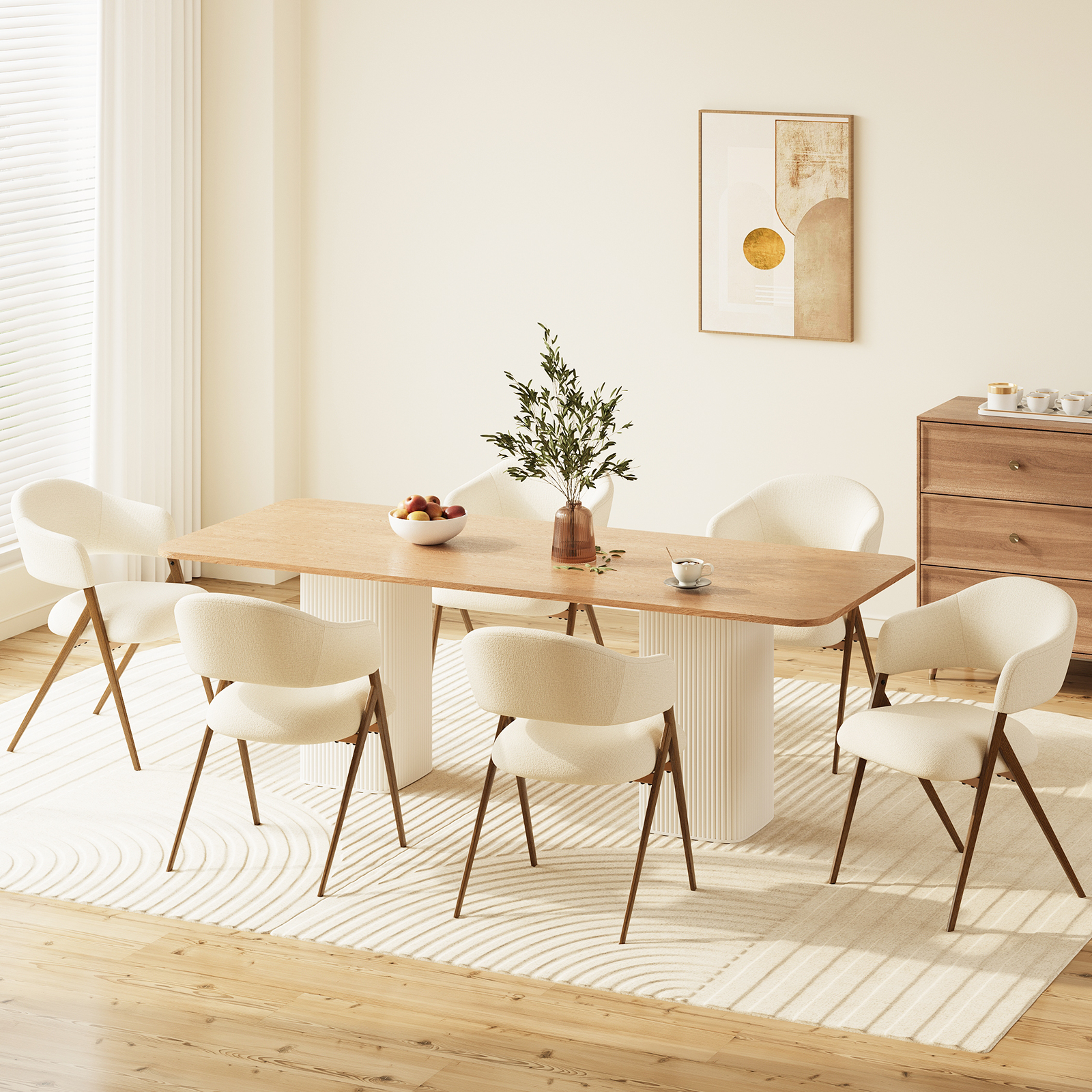 Una sala da pranzo con tavolo in legno, sei sedie bianche e una cassettiera.