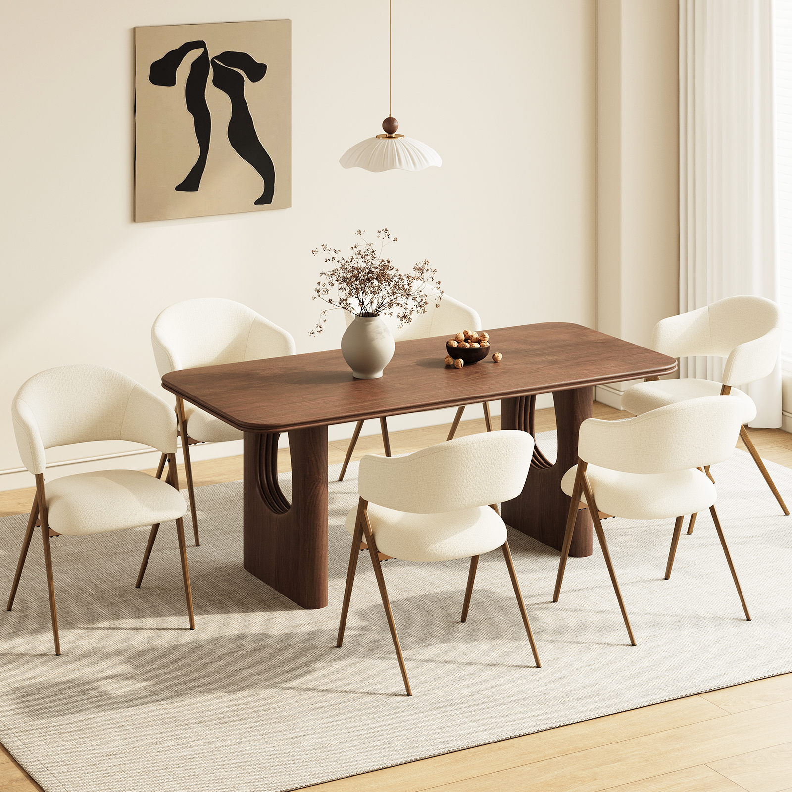 Una sala da pranzo con tavolo in legno, sei sedie, vaso e quadro.