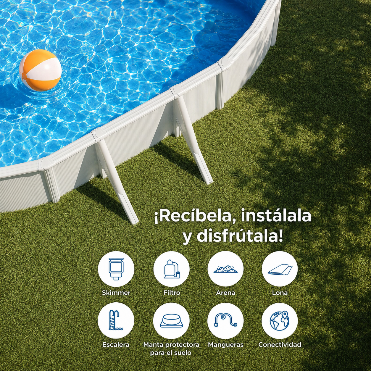 Una piscina elevada con una pelota naranja y blanca en agua azul, sobre césped artificial.