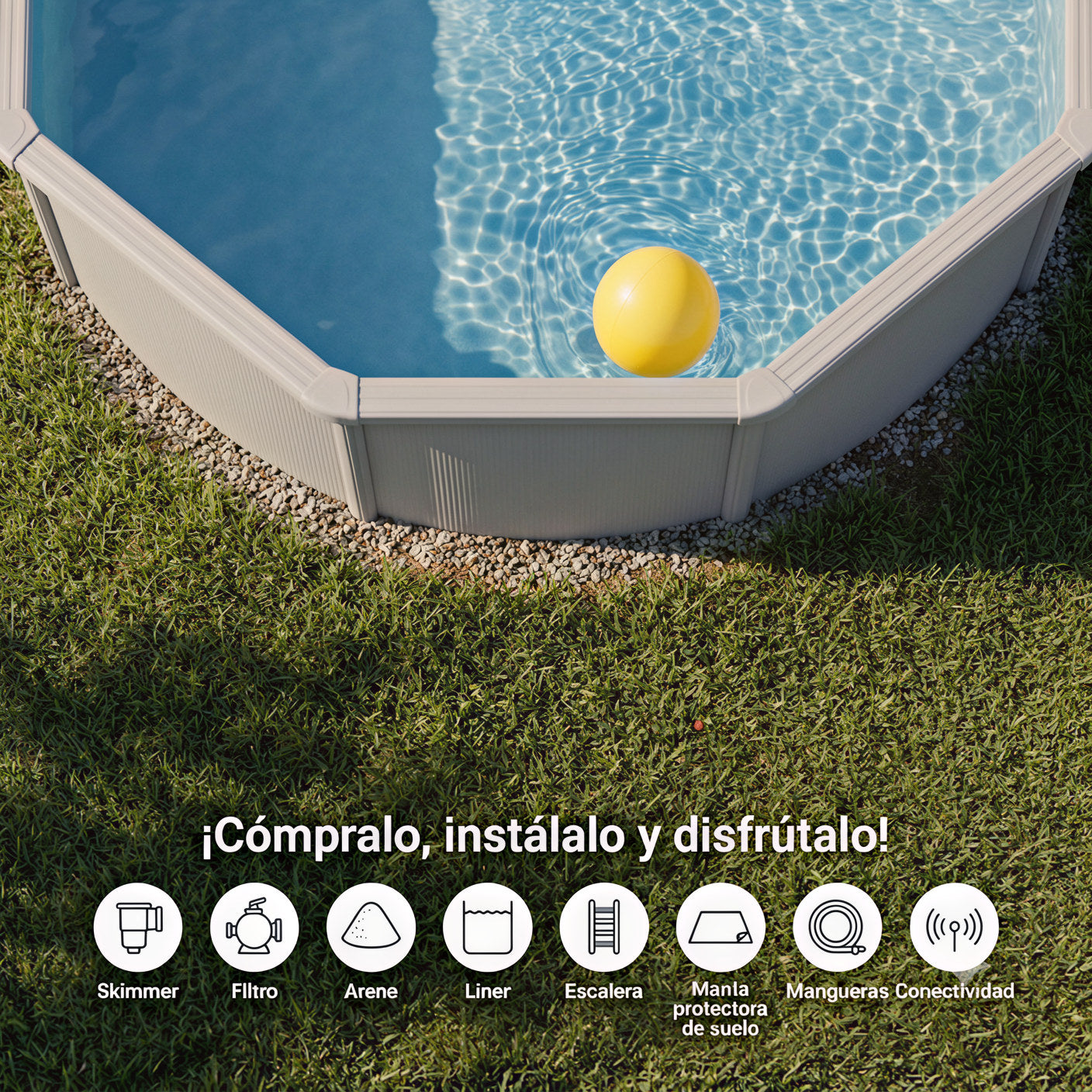 Una piscina elevada con una pelota amarilla flotando en el agua, rodeada de césped.