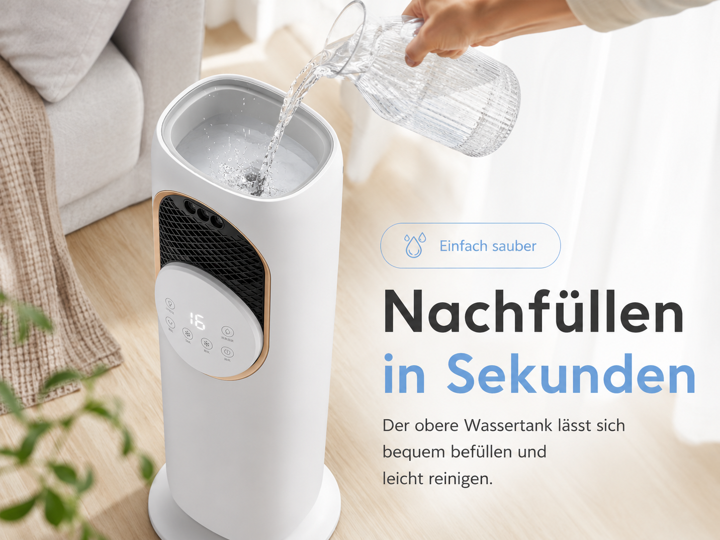 Wasser wird in einen weißen Turmventilator gegossen.