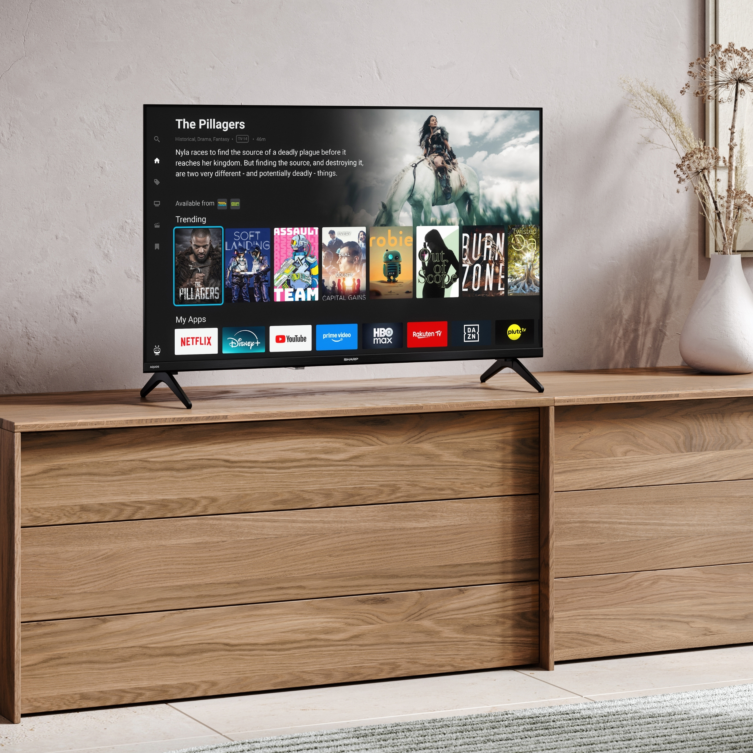 Ein Fernseher zeigt einen Film-Streaming-Dienst mit Filmtiteln und App-Logos.