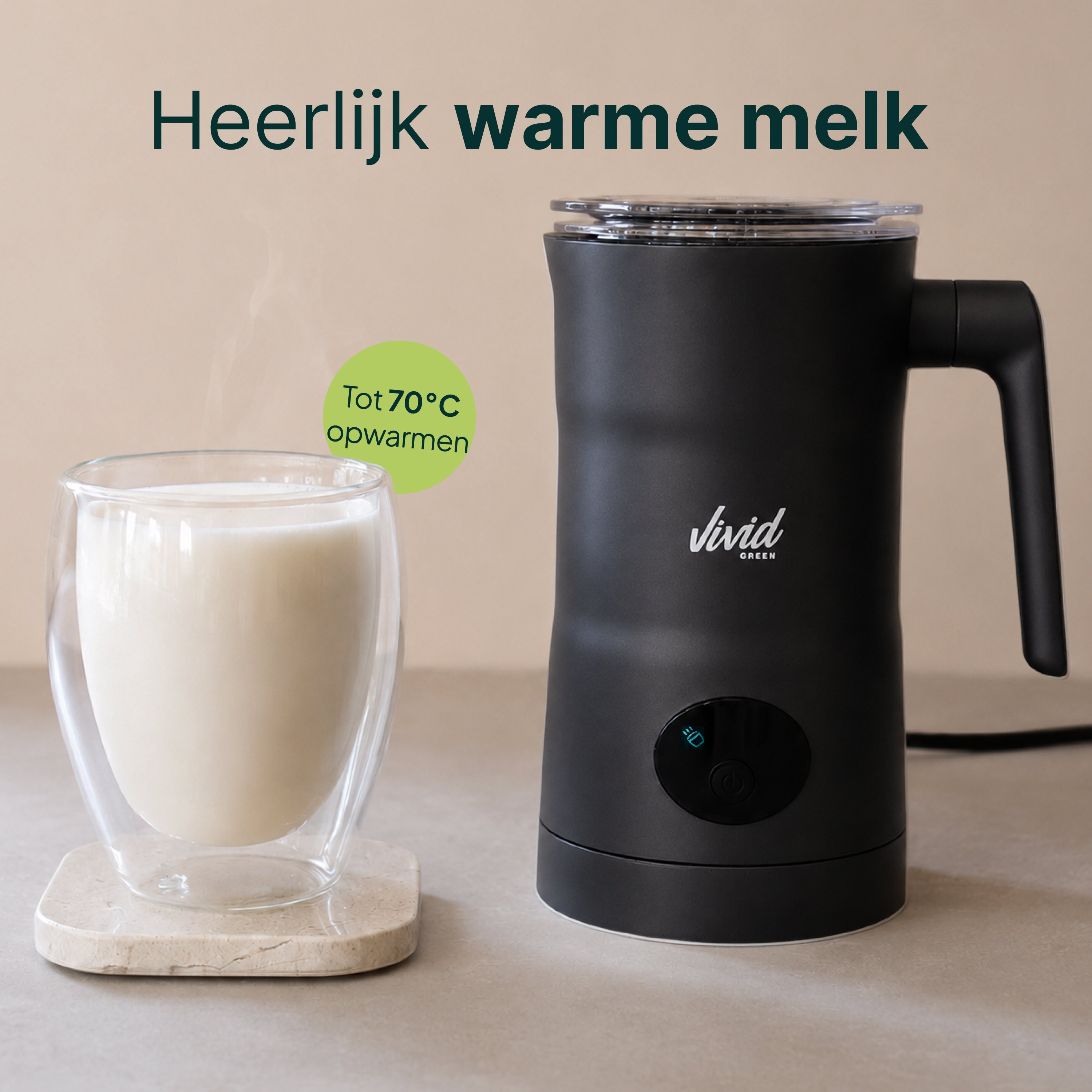 Een zwarte melkopschuimer naast een glas warme melk.