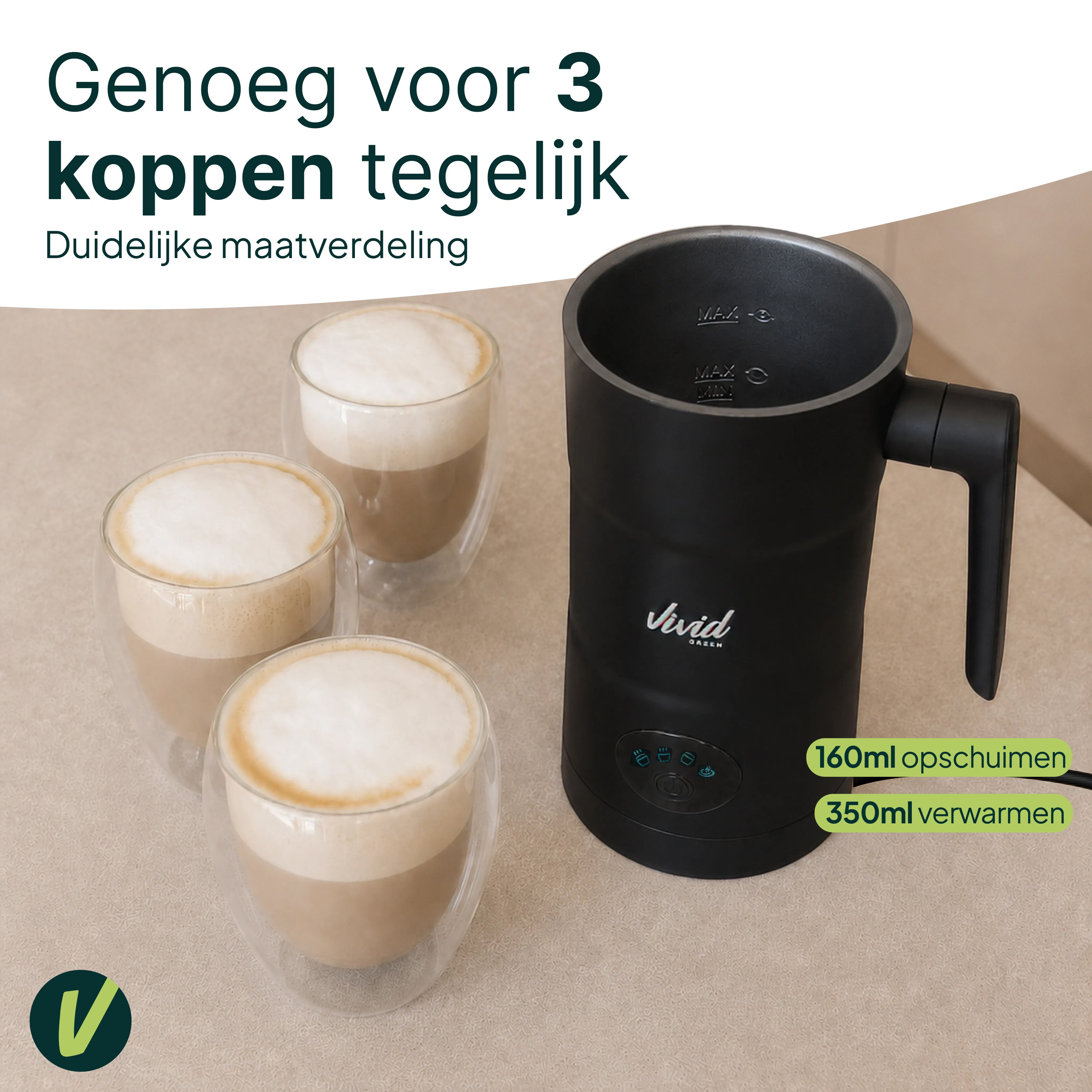 Een zwarte melkopschuimer naast drie glazen koffie met melkschuim.