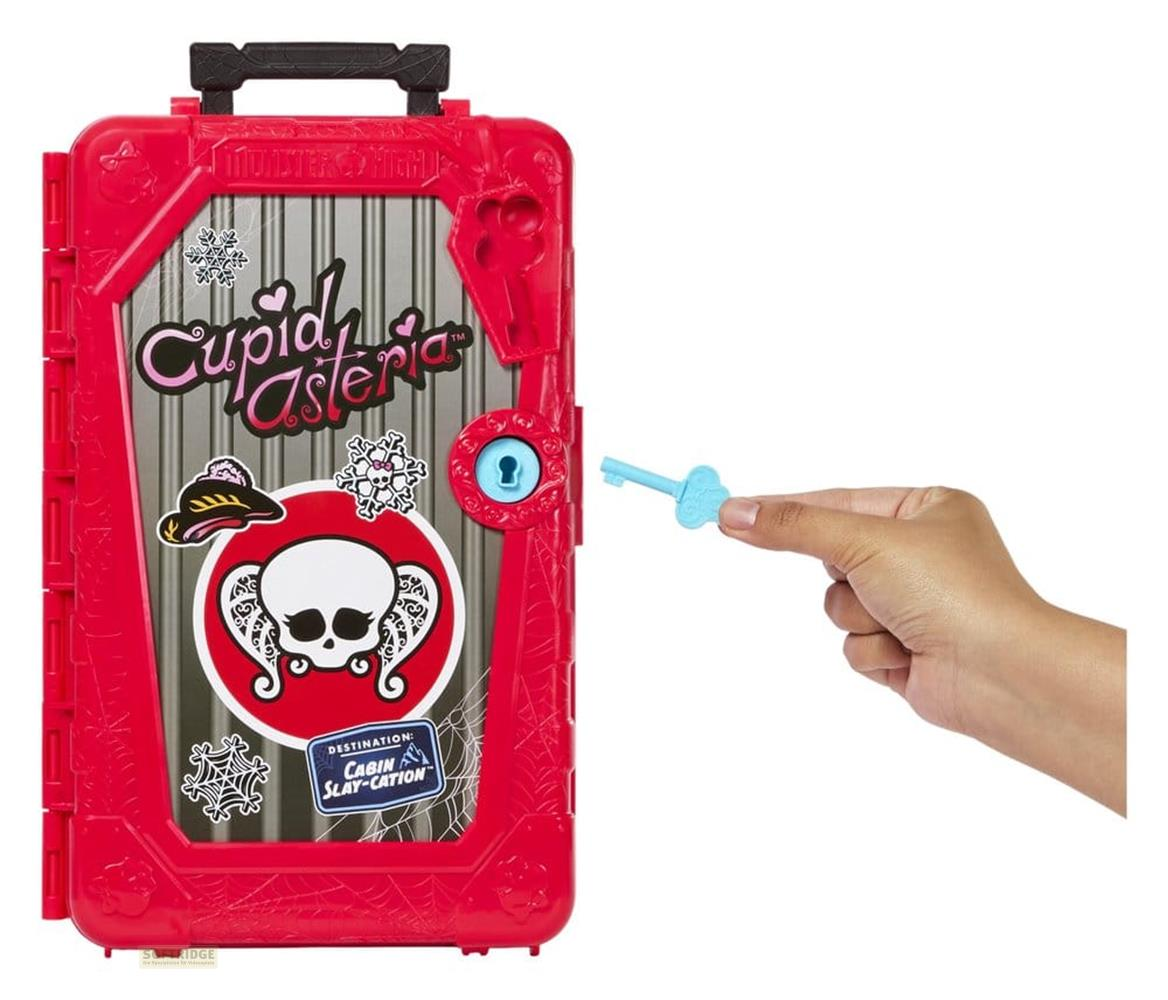 Una maleta roja de Monster High con logo de calavera y mano sosteniendo llave azul.