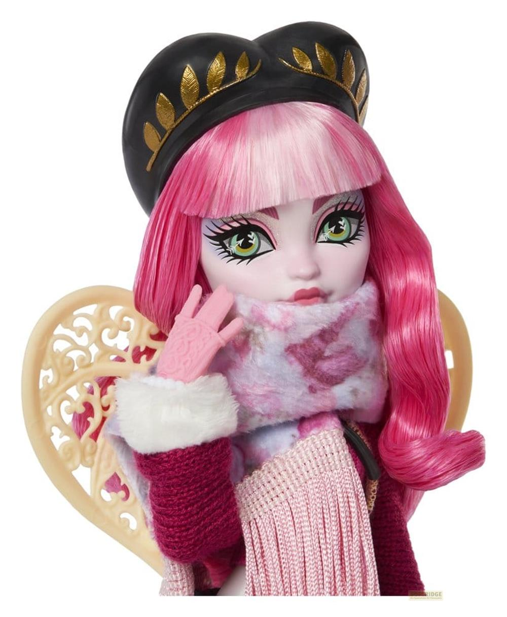 Muñeca de pelo rosa, sombrero negro con adornos dorados y ropa de invierno.