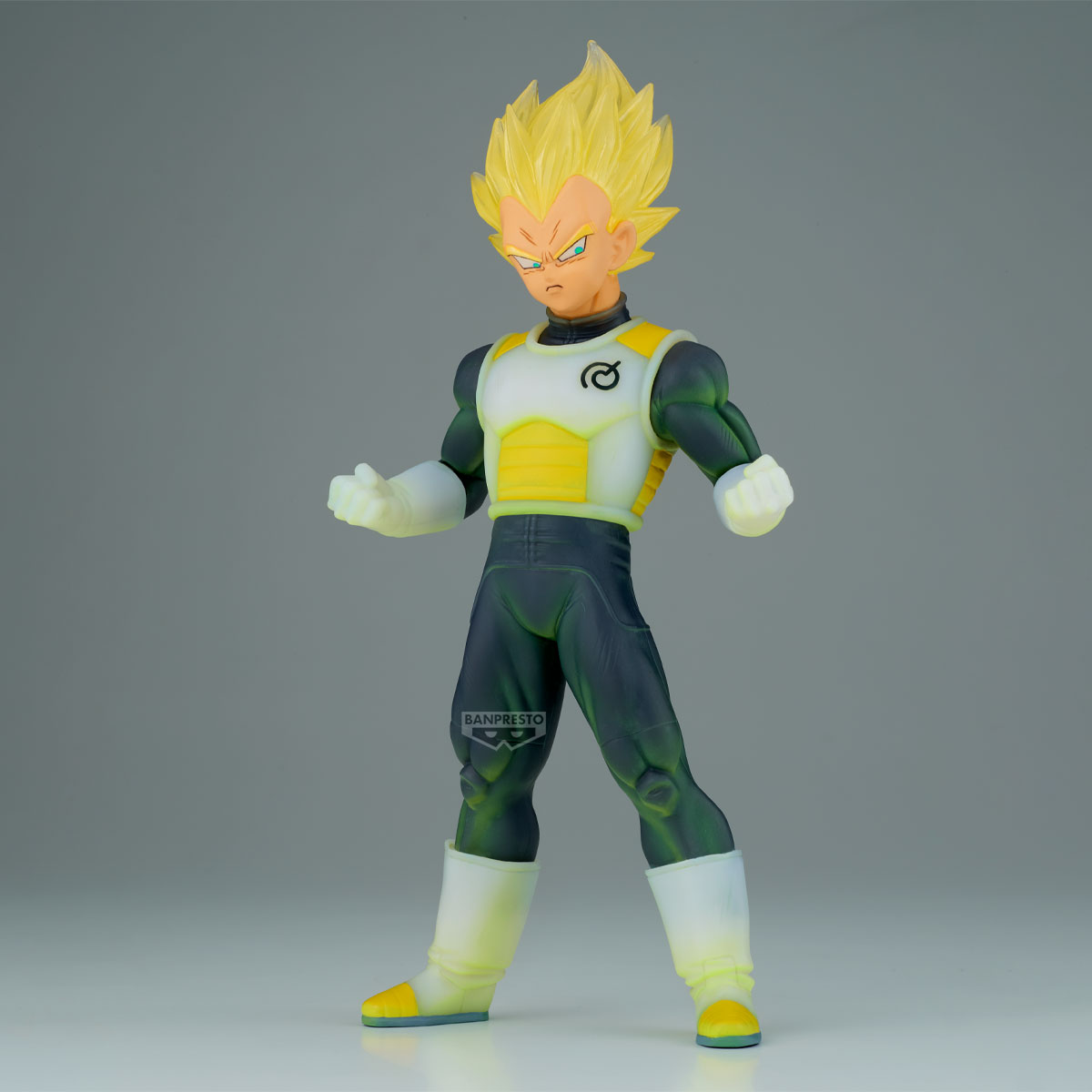 Una figura de Vegeta con pelo amarillo, armadura blanca y amarilla y pantalones oscuros.