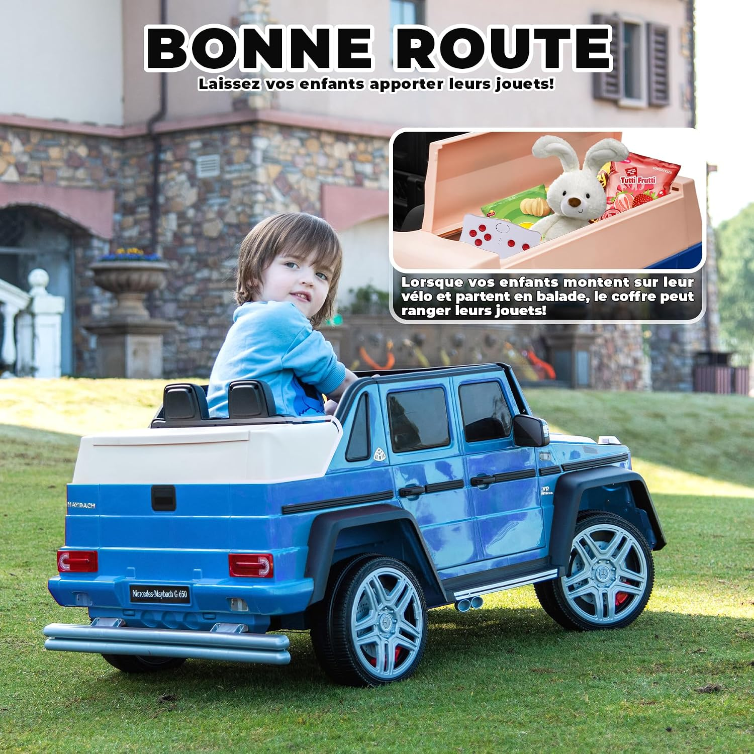 Ein Kind sitzt in einem blauen Spielzeug-Maybach auf dem Rasen. Ein Stoffhase ist im Kofferraum.