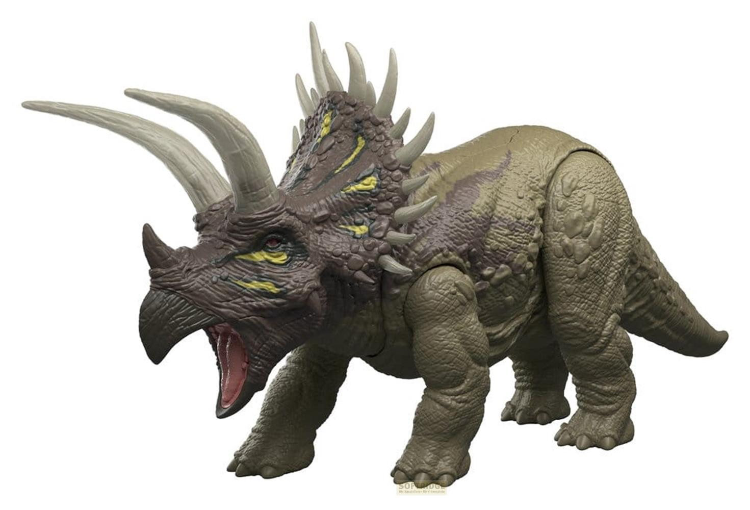 Un dinosaurio verde con cuernos y acentos amarillos se alza sobre fondo blanco.