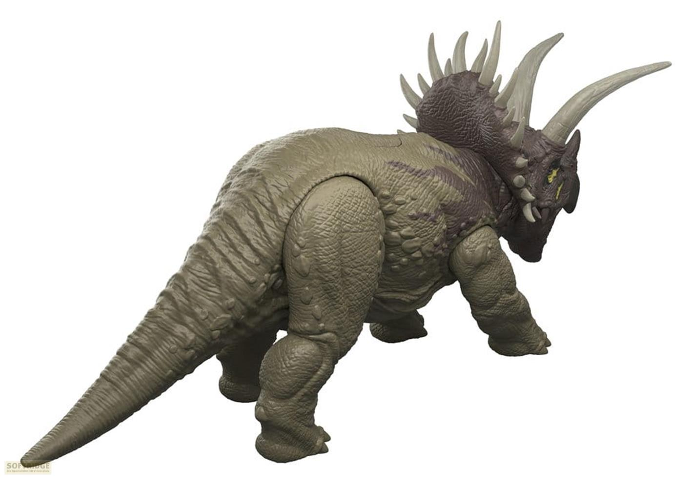 Un dinosaurio de juguete con un volante marrón, tres cuernos y piel verde texturizada.