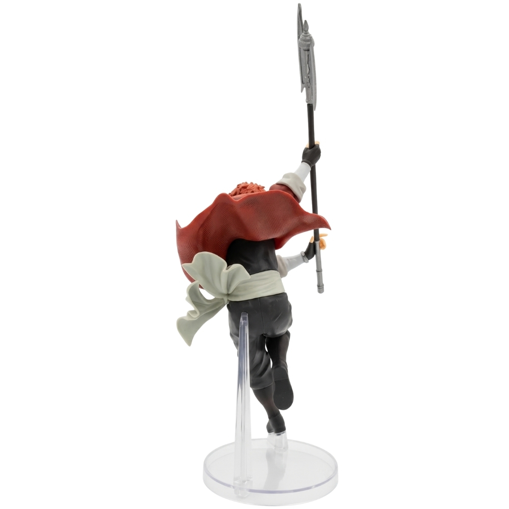 Figura de un hombre con capa roja y lanza, vista de espaldas.