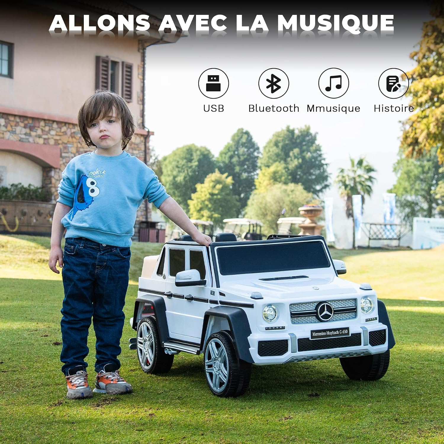 Ein Junge steht neben einem weißen Spielzeugauto. Symbole für USB, Bluetooth, Musik und Geschichte.