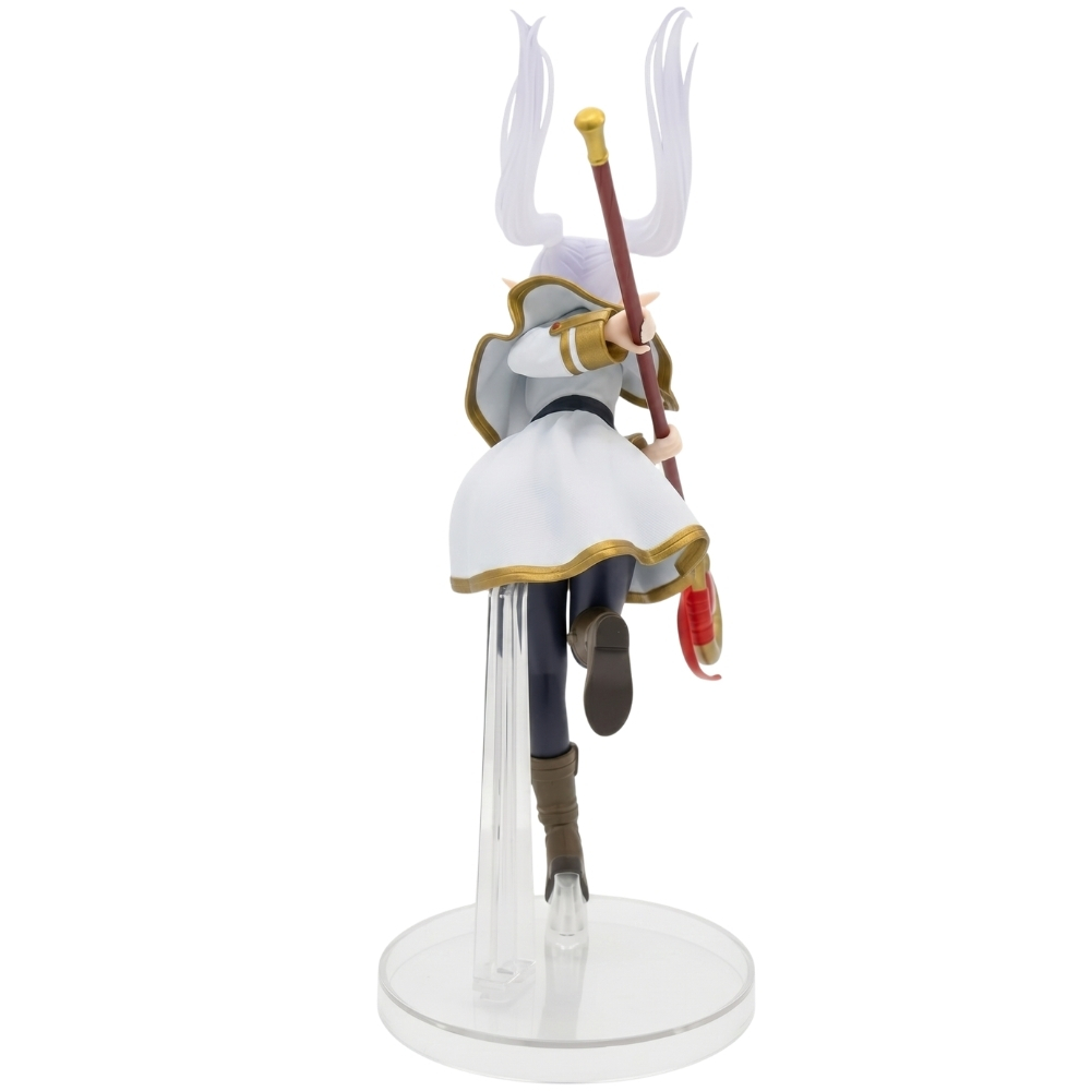 Figura con vestido blanco y detalles dorados sostiene un bastón.