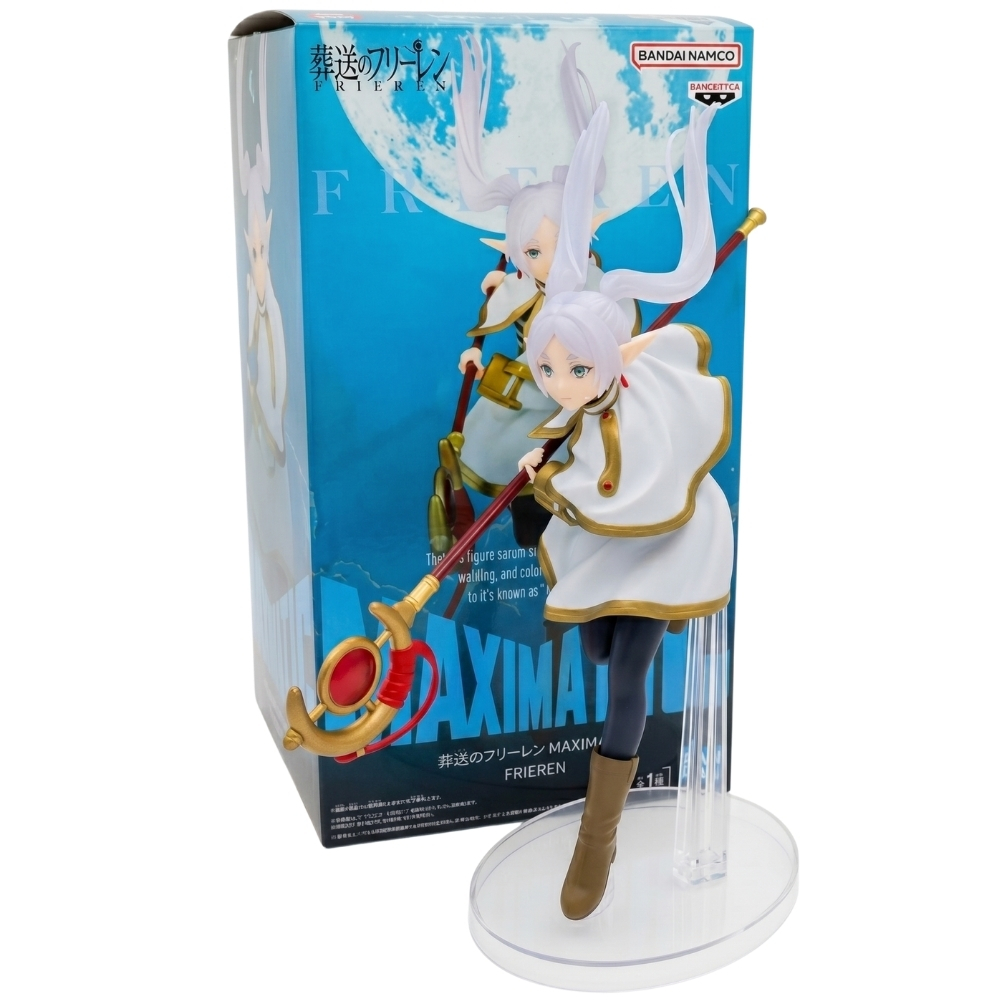 Una figura de anime de Frieren con capa blanca, bastón y sobre un soporte.