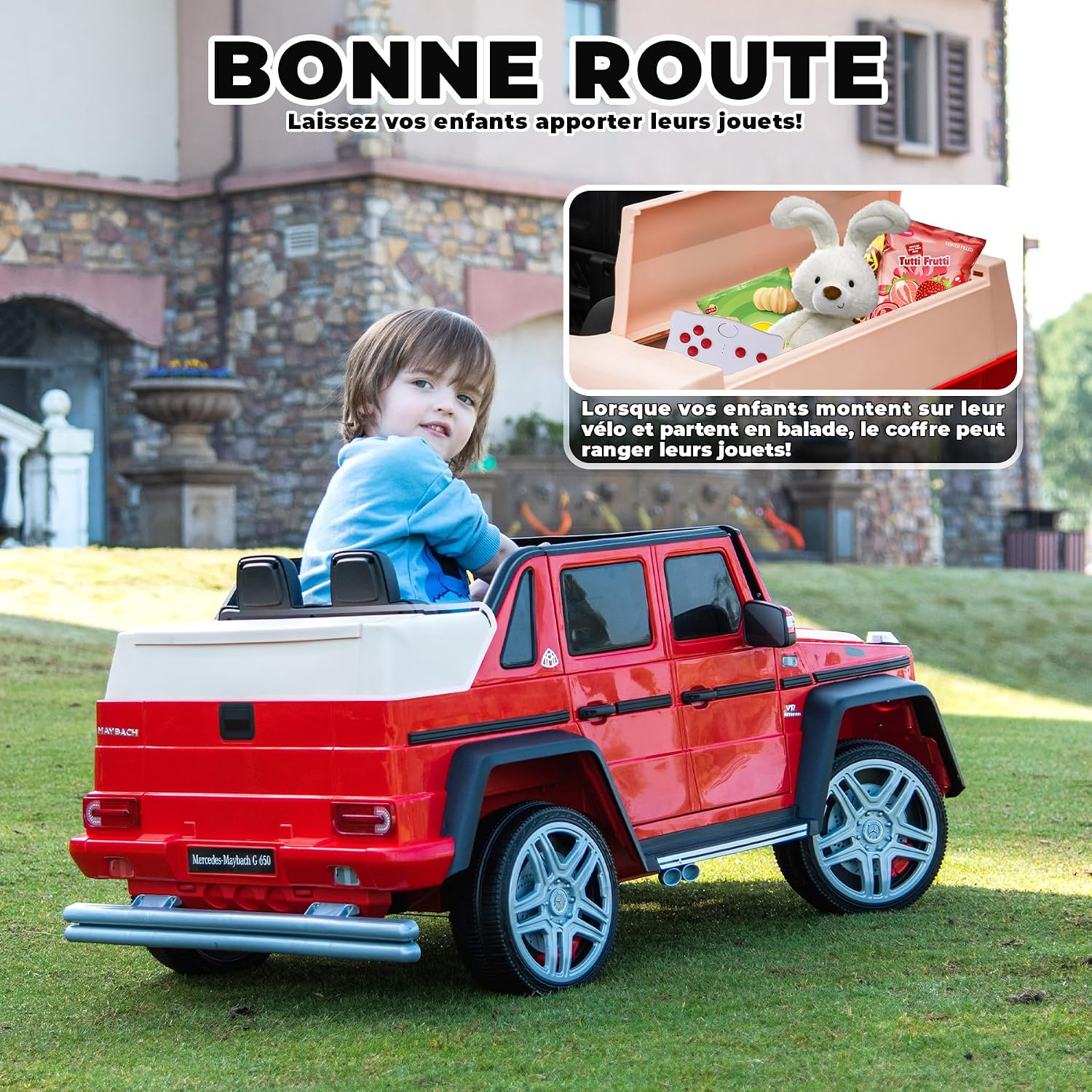 Ein Junge sitzt in einem roten Spielzeug-Mercedes mit der Aufschrift "BONNE ROUTE".
