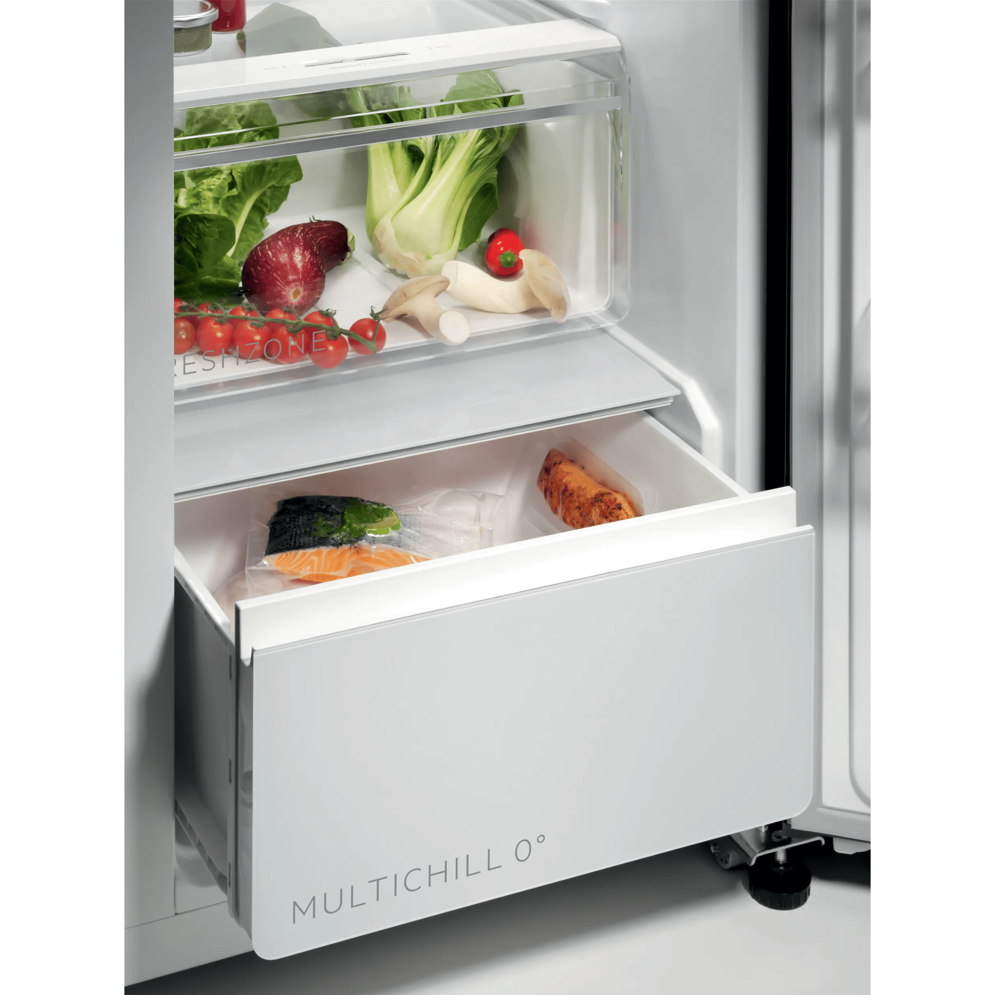 Un cajón de frigorífico con salmón y pollo envasados. Arriba hay verduras como lechuga y champiñones.