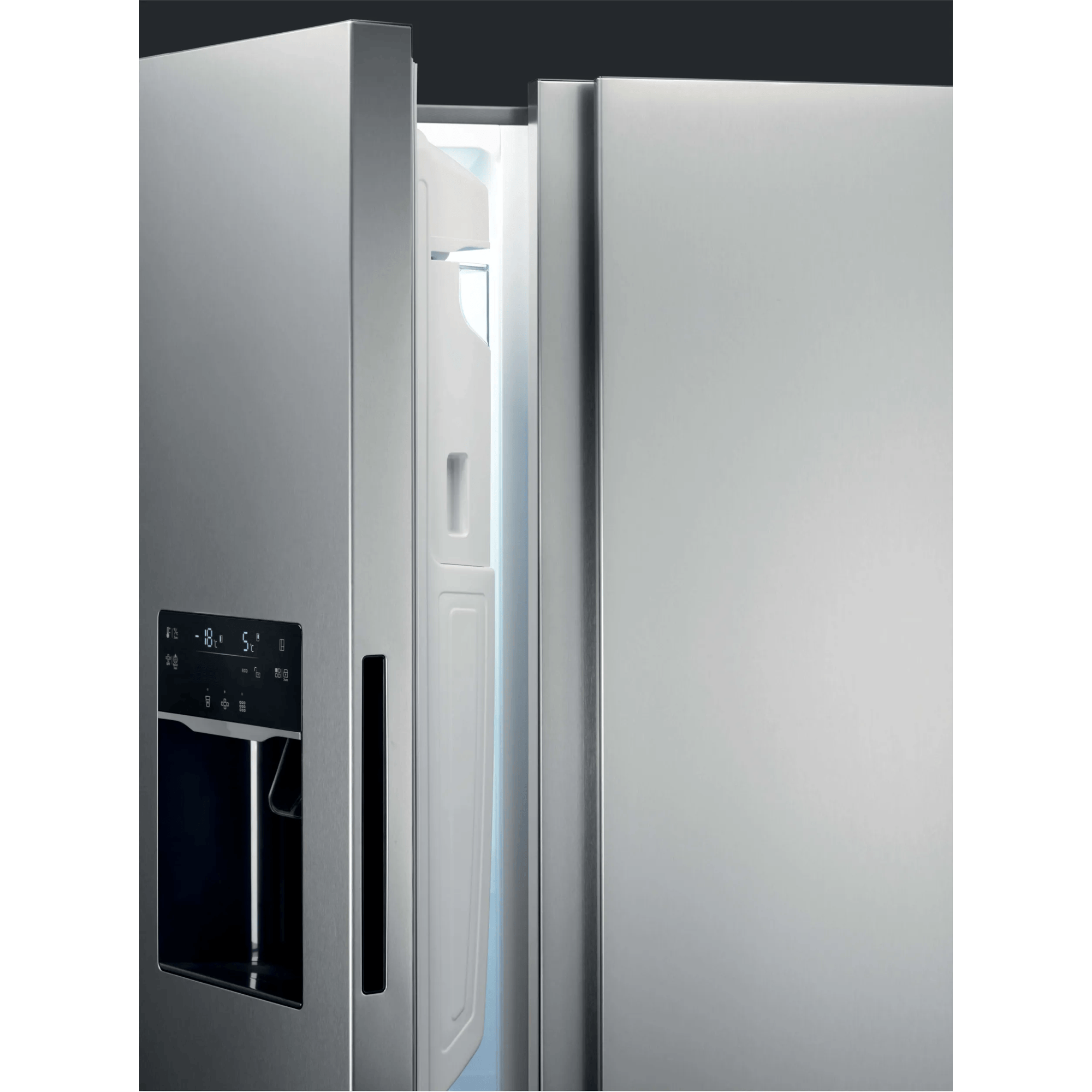 Un refrigerador plateado con puerta abierta, la pantalla digital muestra -18 y 5 grados.