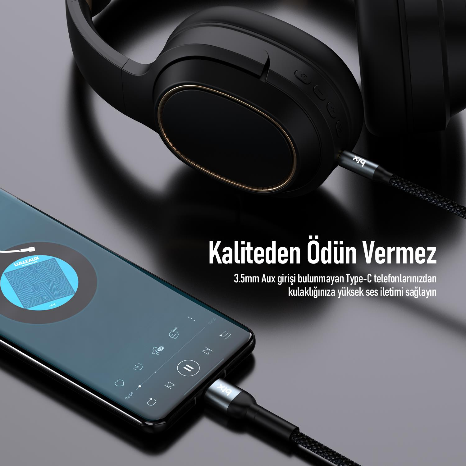 Müzik çalan bir akıllı telefona bağlı siyah kulaklık.