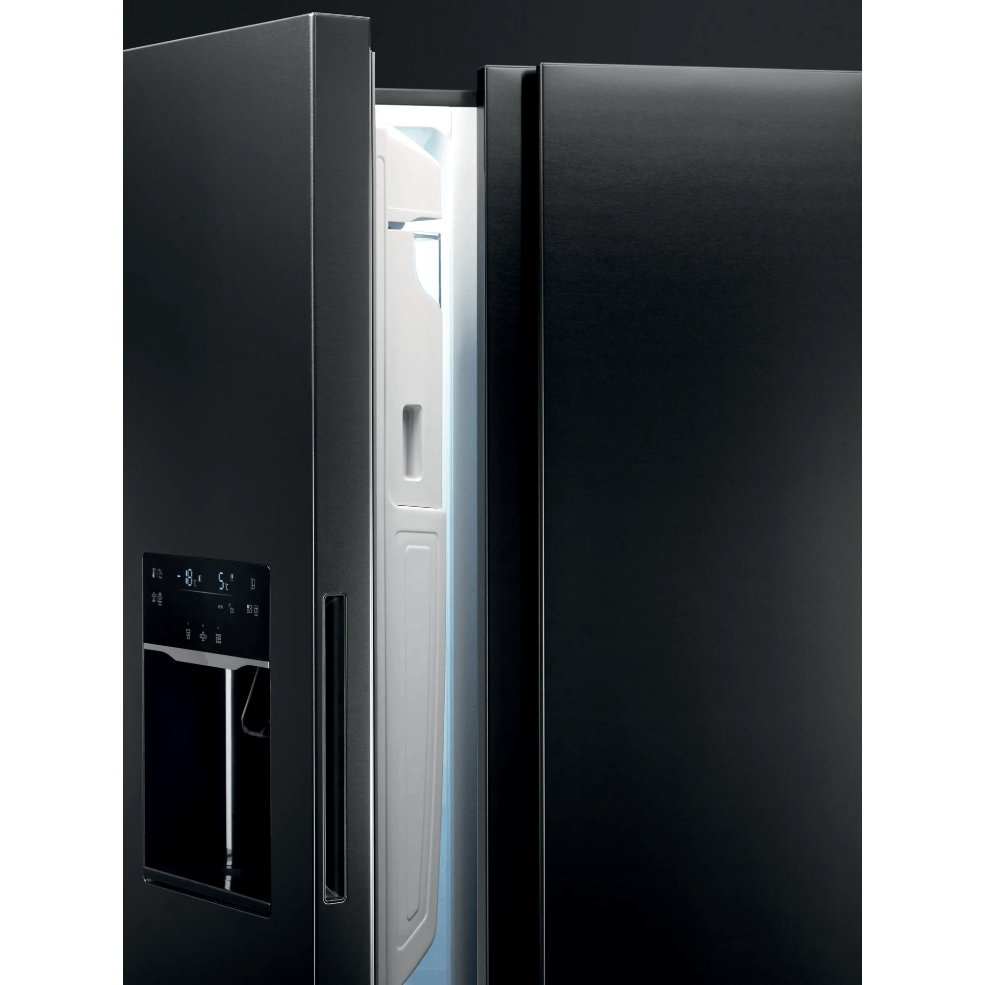 Refrigerador negro con compartimento abierto y pantalla digital.