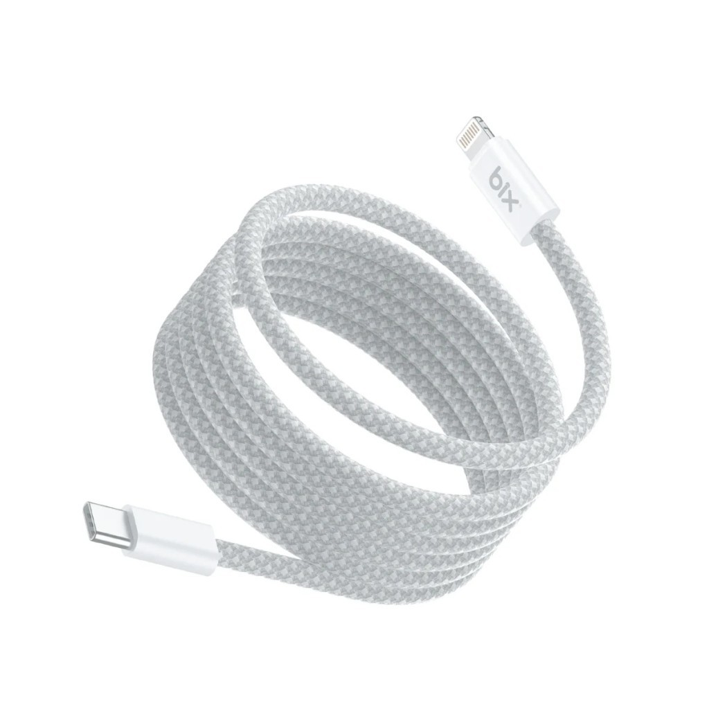 Örgülü kumaş kablolu ve beyaz konektörlü beyaz bir USB-C - Lightning kablosu.