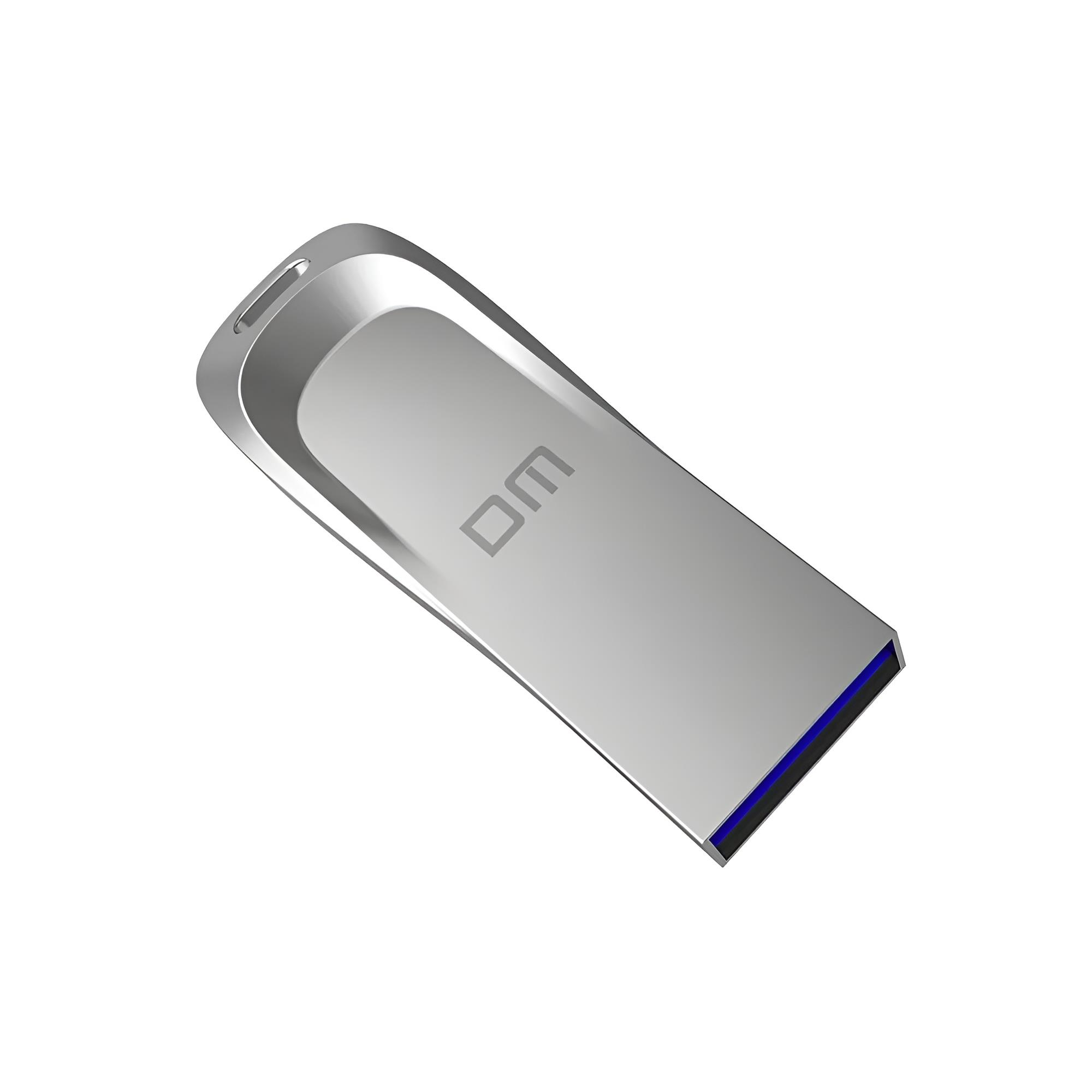 Mavi kenarlı ve kazınmış logolu gümüş USB bellek.