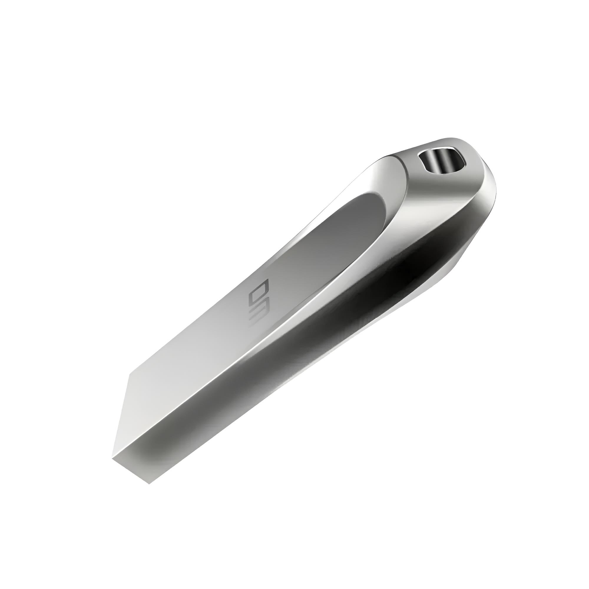 Gümüş renkli USB bellek, halkalı ve üzerinde logo gravürlü, beyaz arka planlı.