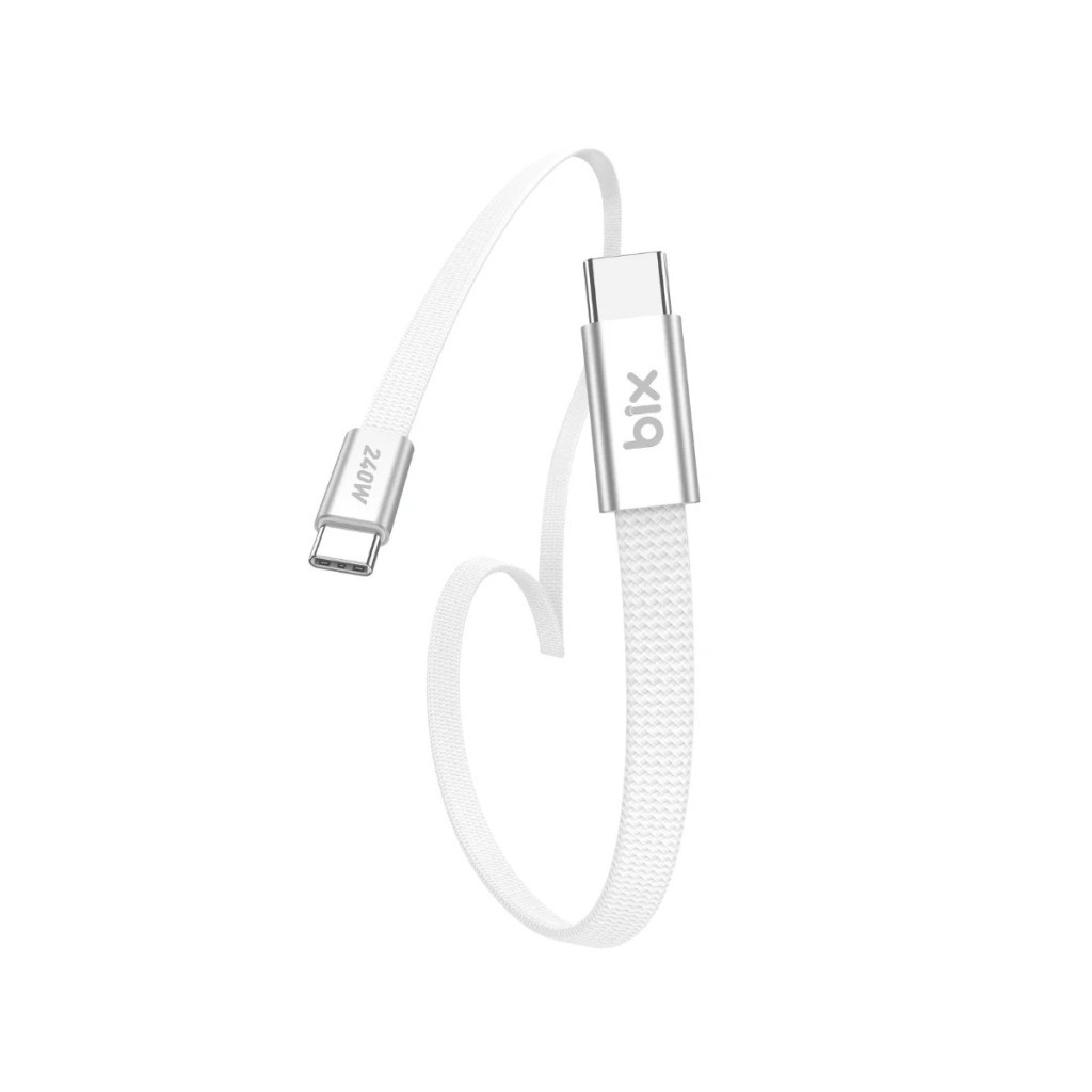 Gümüş konektörlü beyaz USB-C kablo, üzerinde "bix" ve "240W" yazılı.