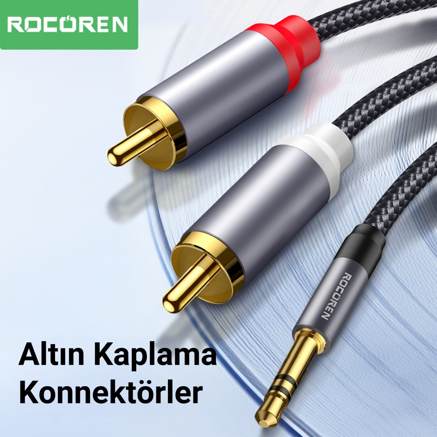 Farklı konektörlere sahip üç altın kaplama ses kablosu yan yana duruyor.