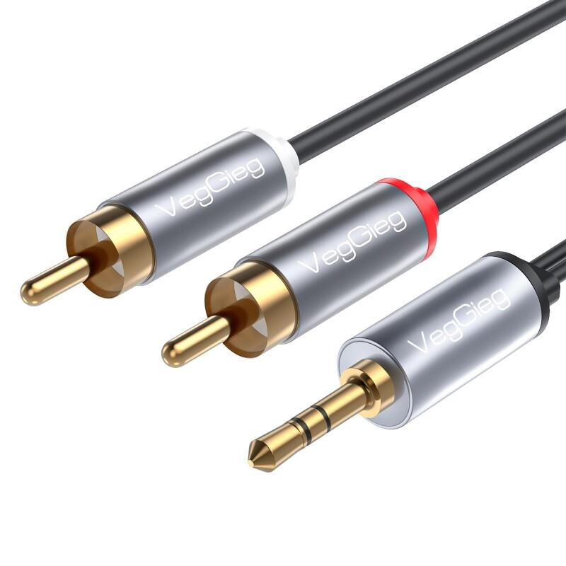 Altın kaplama konektörlü üç ses kablosu: iki RCA ve bir 3,5 mm jak.
