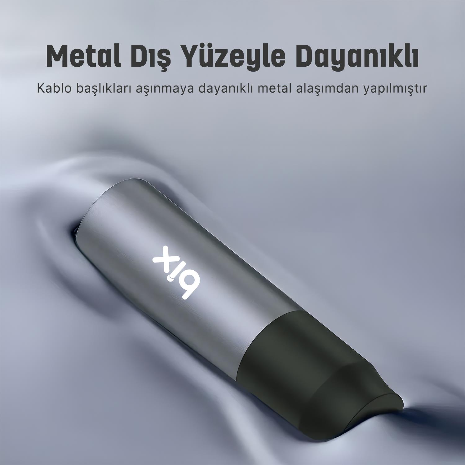 Gri kumaş üzerinde siyah uçlu gri metal konnektör.