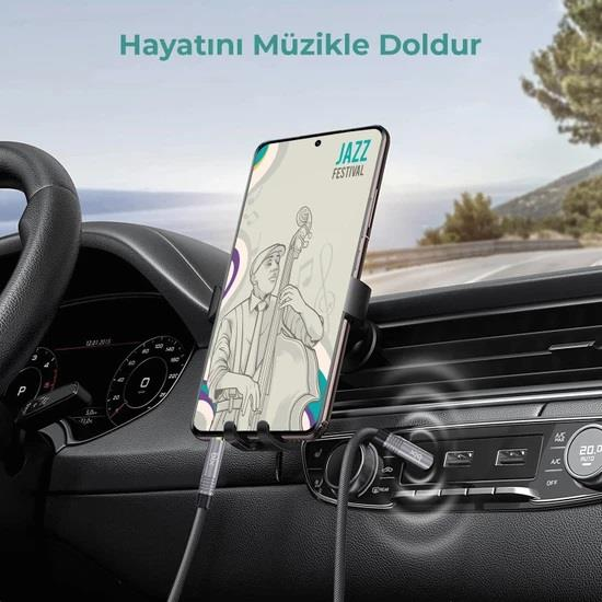 Araçta caz grafikli akıllı telefon, kablo ile şarj oluyor.