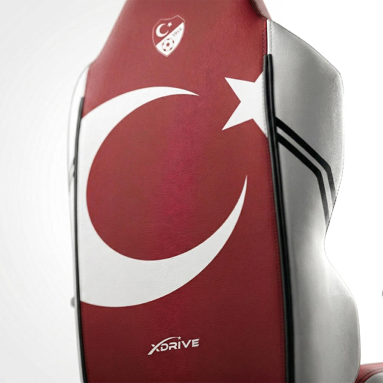 Beyaz hilal ve yıldız içeren kırmızı sandalye, Türk bayrağı amblemi.