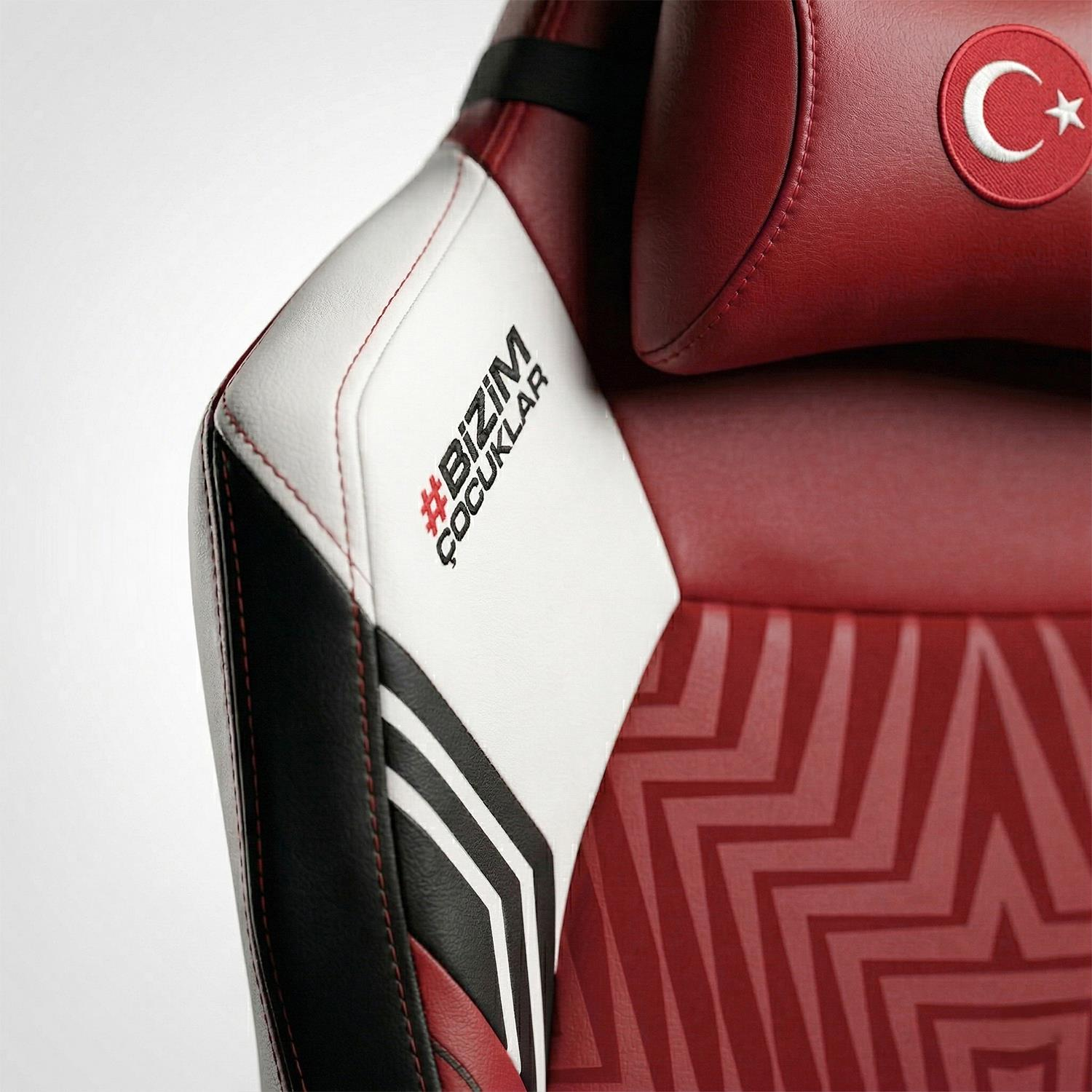 Beyaz detaylı ve Türk bayraklı kırmızı oyuncu koltuğu. Oturma kısmında desen.